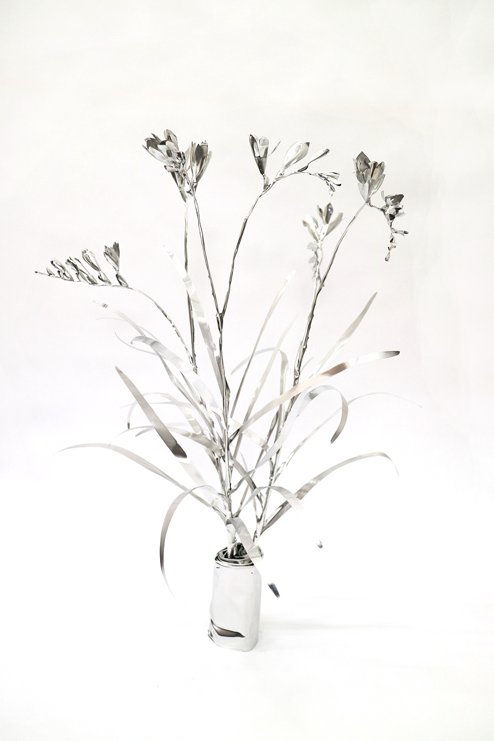 TITLE: The Aluminium Garden -Structural Studies of Plant- Freesia MATERIAL: Aluminium foil 0.2mm SIZE: 638(h)x39x30cm ◻️1000EUR(+TAX) Size: 60(h)x50x50cm