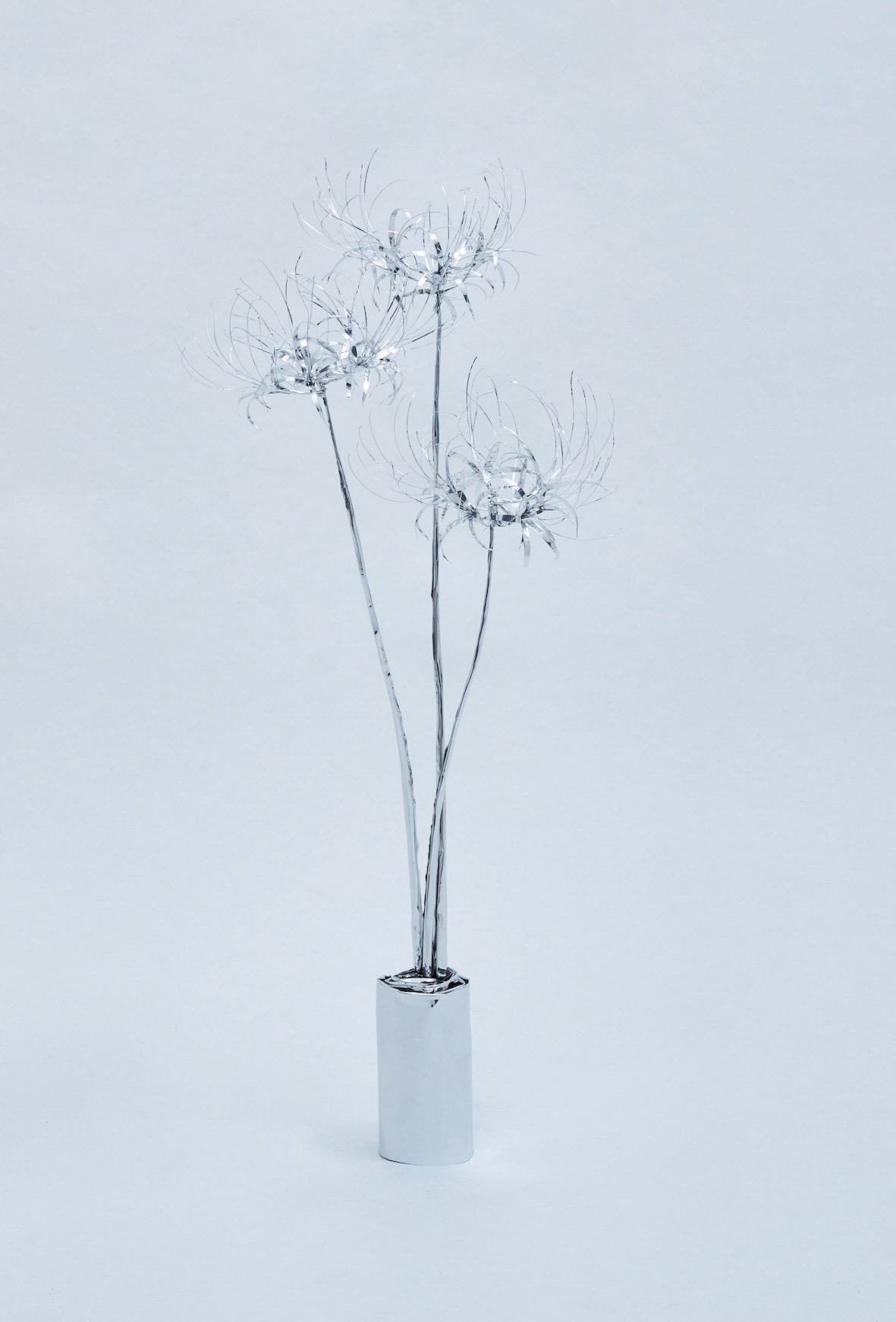 The Aluminum Garden -Structural Studies of Plants- Spider Lily  Year: 2020 Size: 65x30x30/(h)x(w)x(d)cm Material: Aluminium foil 0.2mm (Mirror polished surface) Photo by Shinji Minegishi