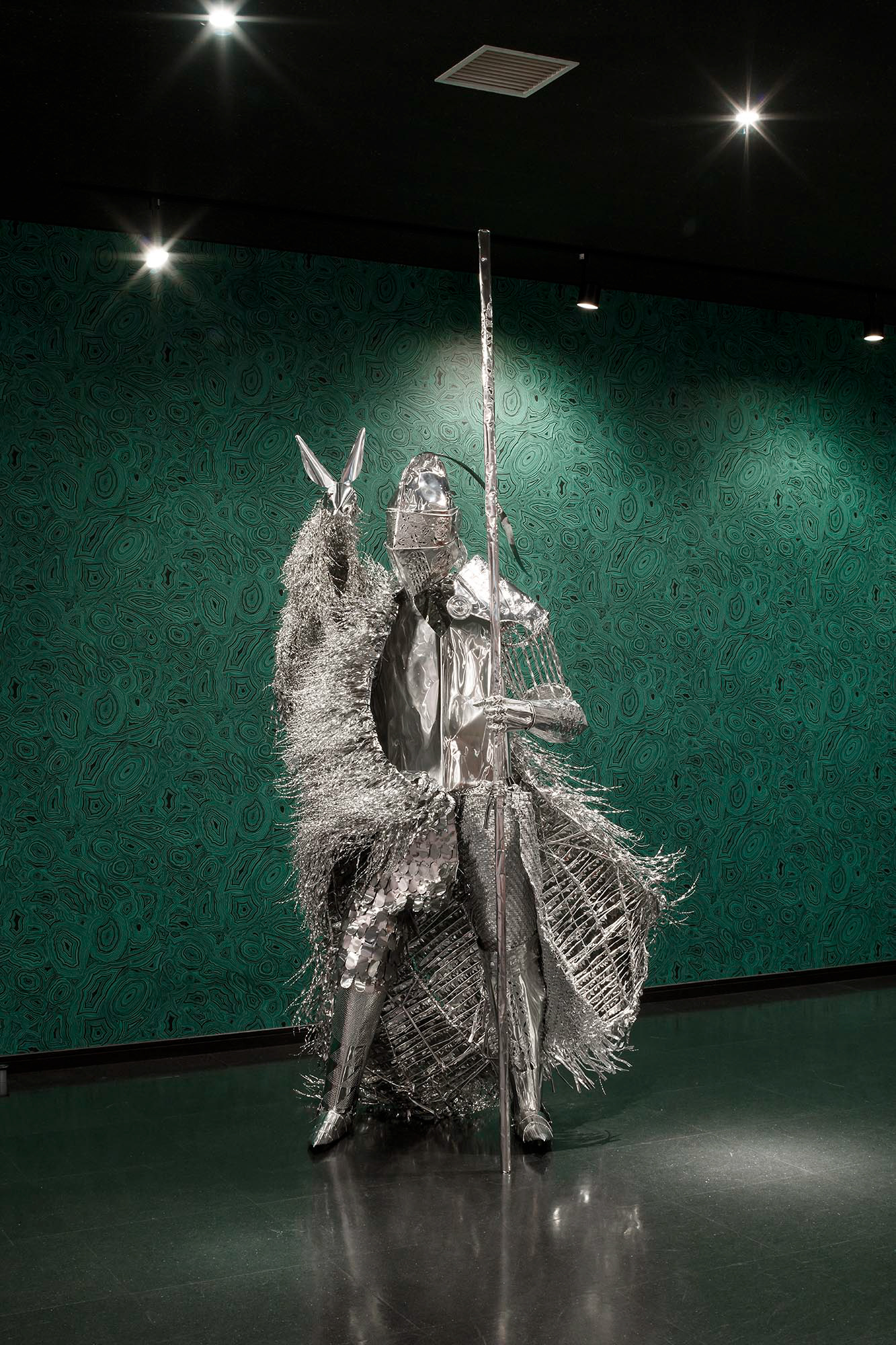 Title: Anonymous relatives -standing with-, Year:2016, Material:Aluminum foil, Size:1240×1280×2500 mm, Photo by Shinya KIgure