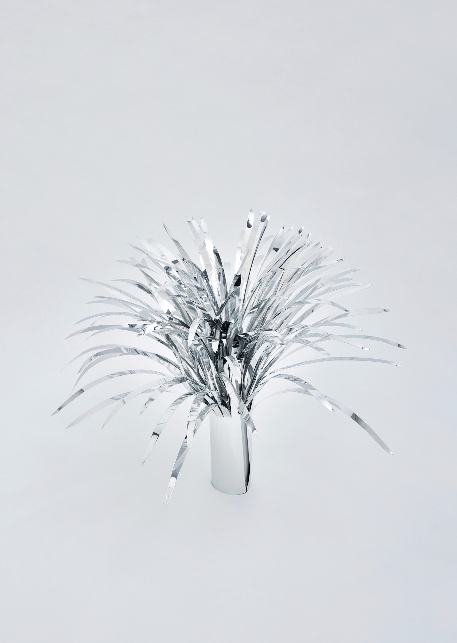 The Aluminum Garden -Structural Studies of Plants- Grass/small Year: 2020 Size: 45x30x30/(h)x(w)x(d)cm Material: Aluminium foil 0.2mm (Mirror polished surface) Photo by Shinji Minegishi
