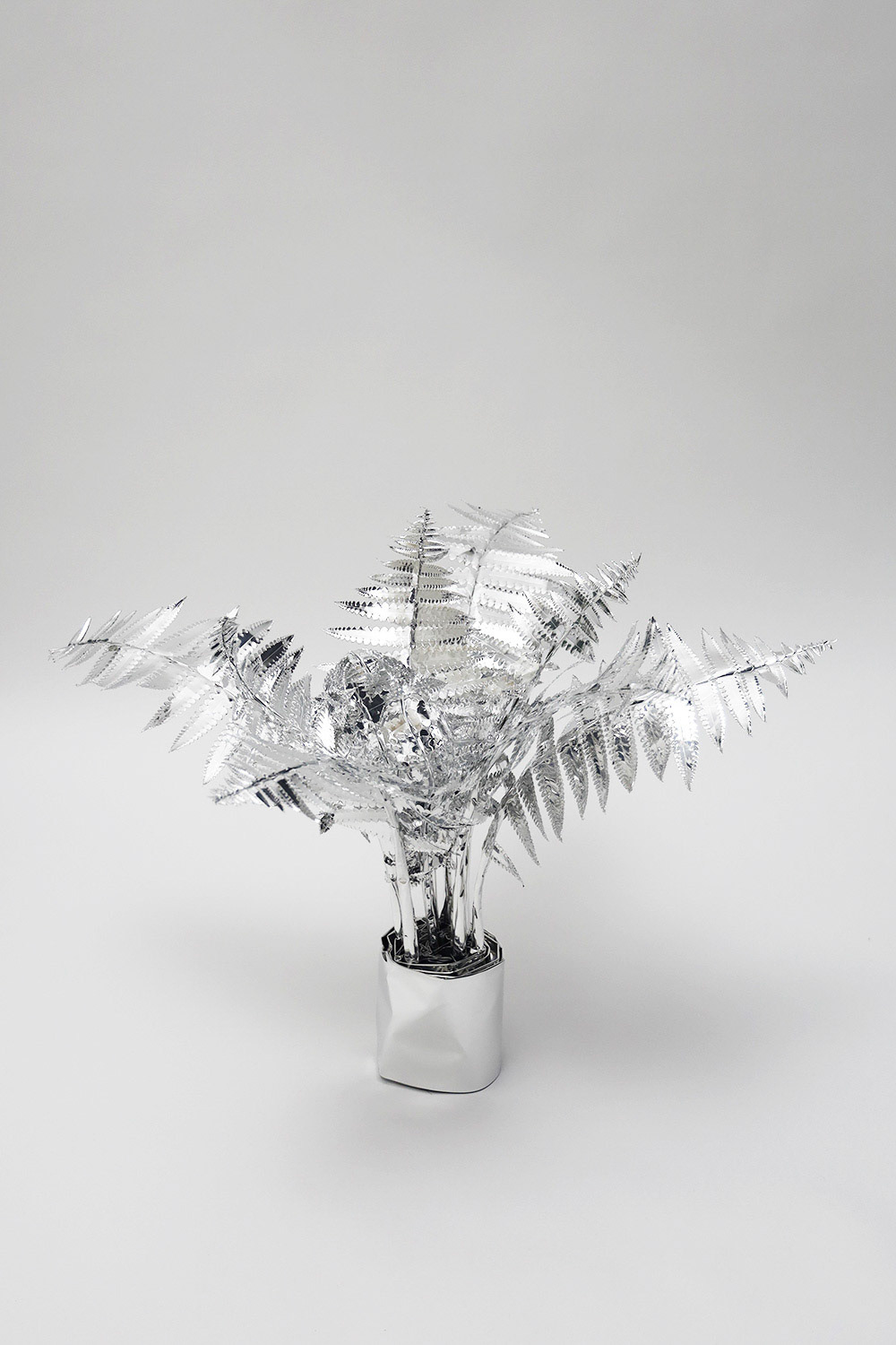 The Aluminum Garden -Structural Studies of Plants-Bracken Year: 2021 Size: 50x75x75/(h)x(w)x(d)cm Material: Aluminium foil 0.2mm (Mirror polished surface) ◻️Price: 2400EUR +TAX