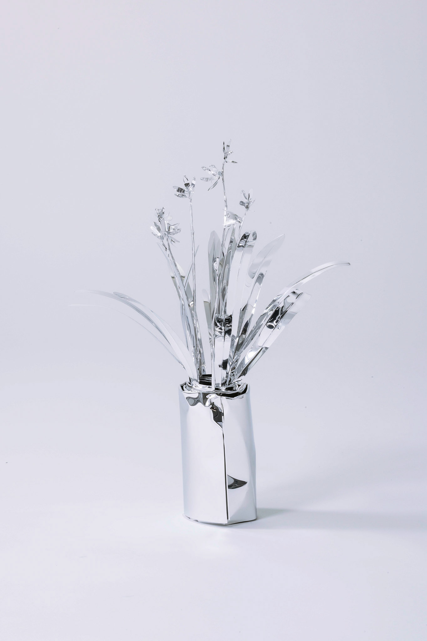 The Aluminum Garden -Structural Studies of Plants- Blueflower Year: 2022 Size: 30x25x25(h)x(w)x(d)cm Material: Aluminium foil 0.2mm (Mirror polished surface)