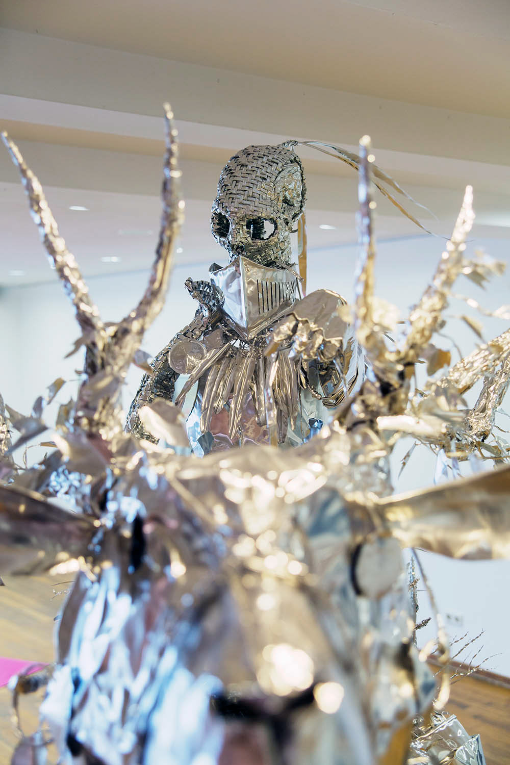 Title: Anonymous relatives -gardener-, Year:2013, Material:Aluminum foil, Size:260x140x 270(h)cm, Photo by Shinji Minegishi