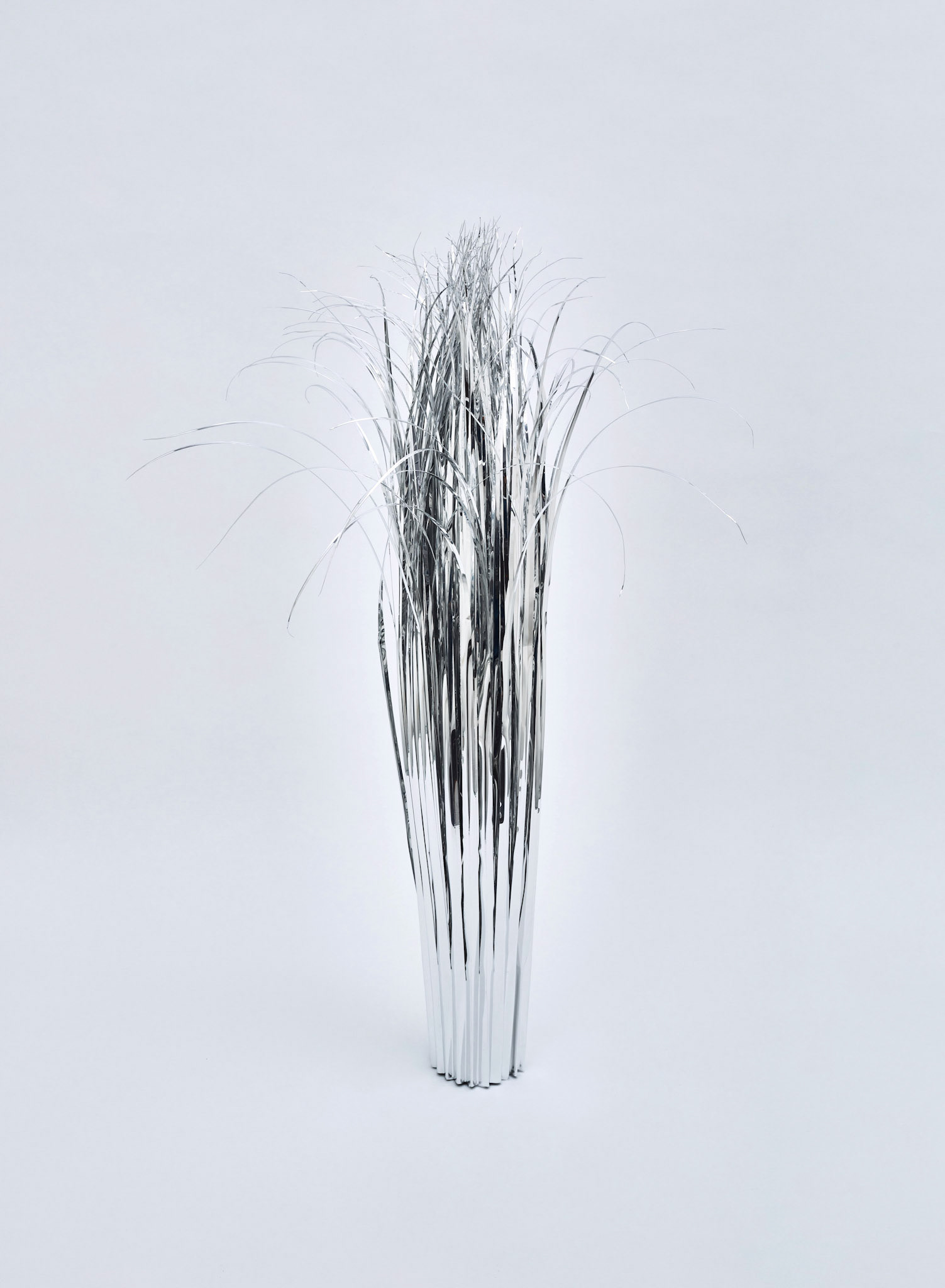 The Aluminum Garden -Structural Studies of Plants- Maiden Grass Year: 2020 Size: 90x50x50/(h)x(w)x(d)cm Material: Aluminium foil 0.2mm (Mirror polished surface) Photo by Shinji Minegishi