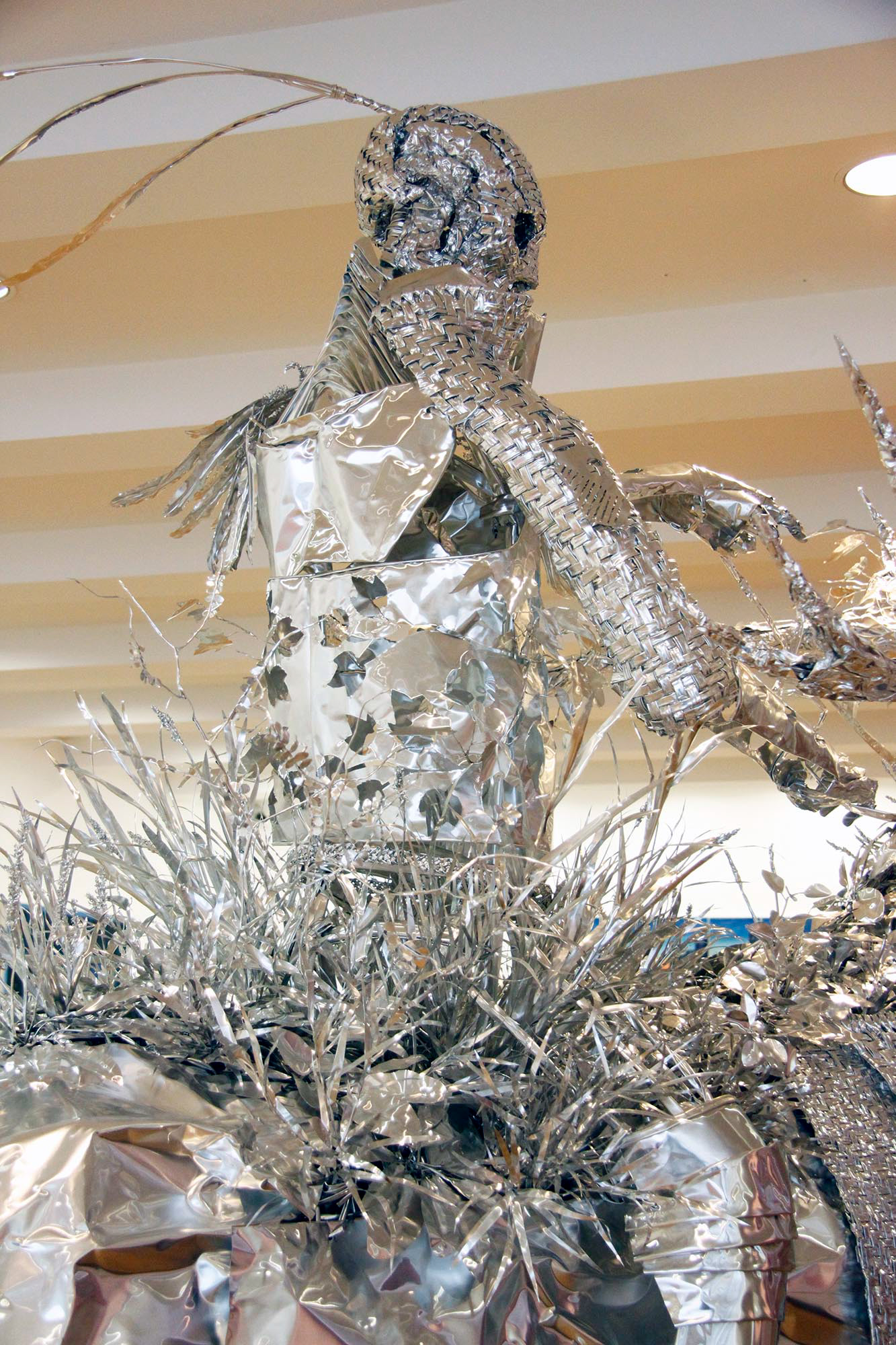 Title: Anonymous relatives -gardener-, Year:2013, Material:Aluminum foil, Size:260x140x 270(h)cm