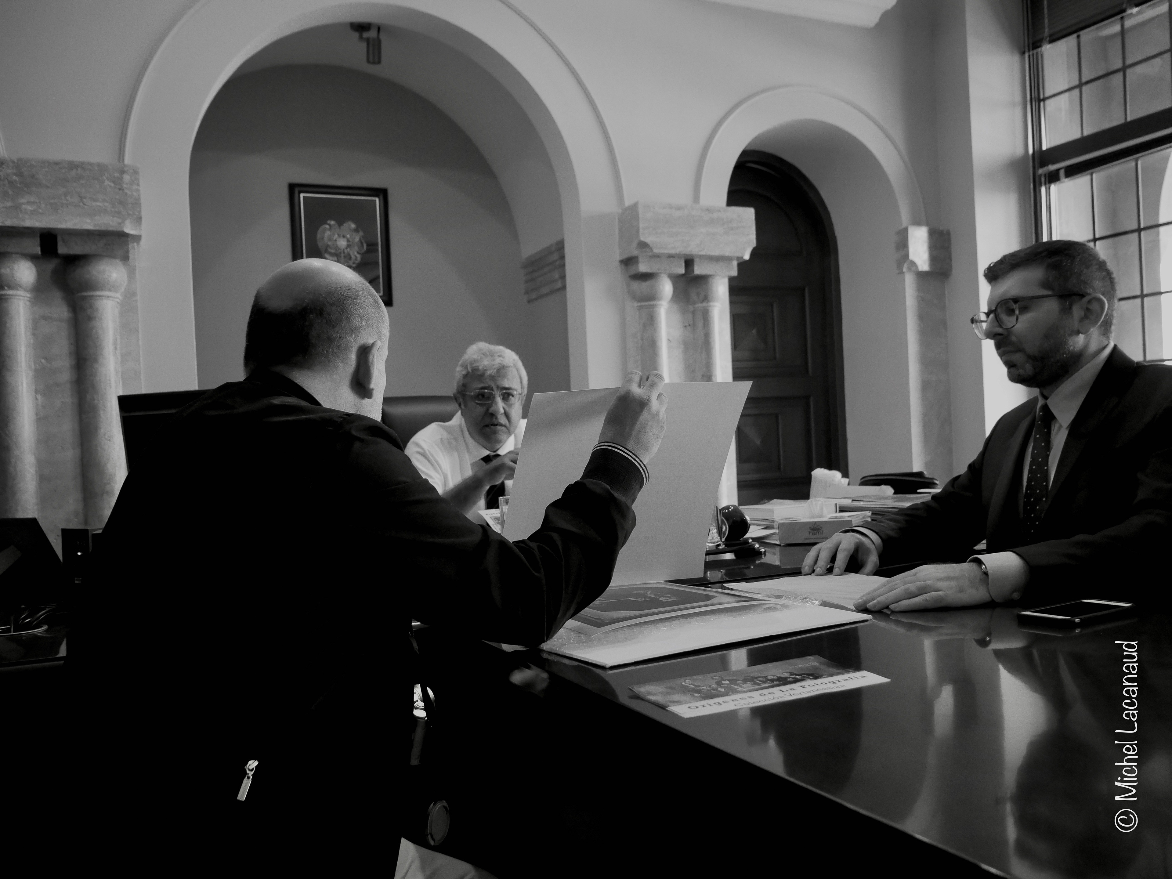 Carlos Vertanessian, le directeur du Musée et le secrétaire de l'Ambassade d'Argentine