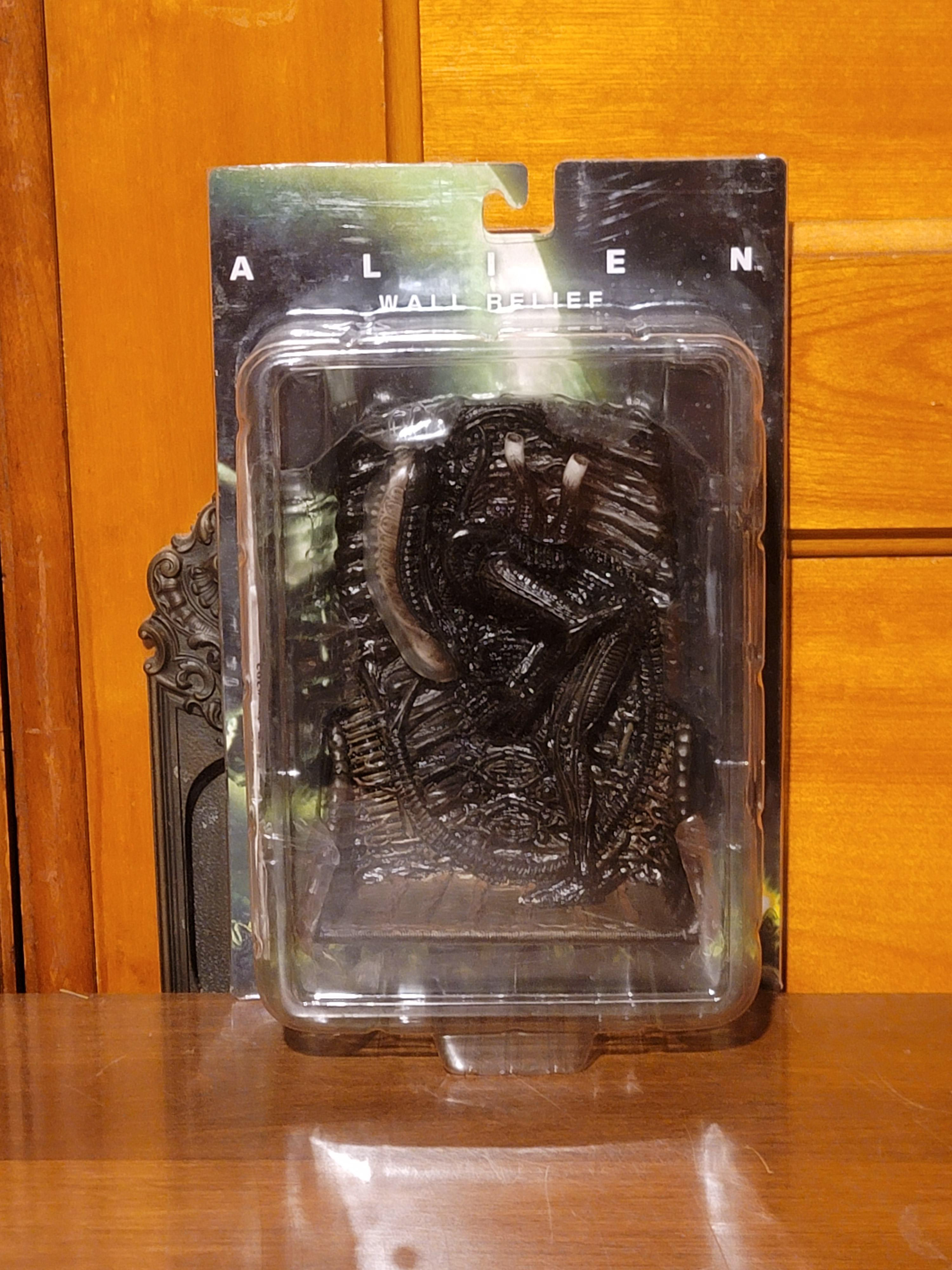 22: X-plus USA Sota toys Alien wall relief bowing 