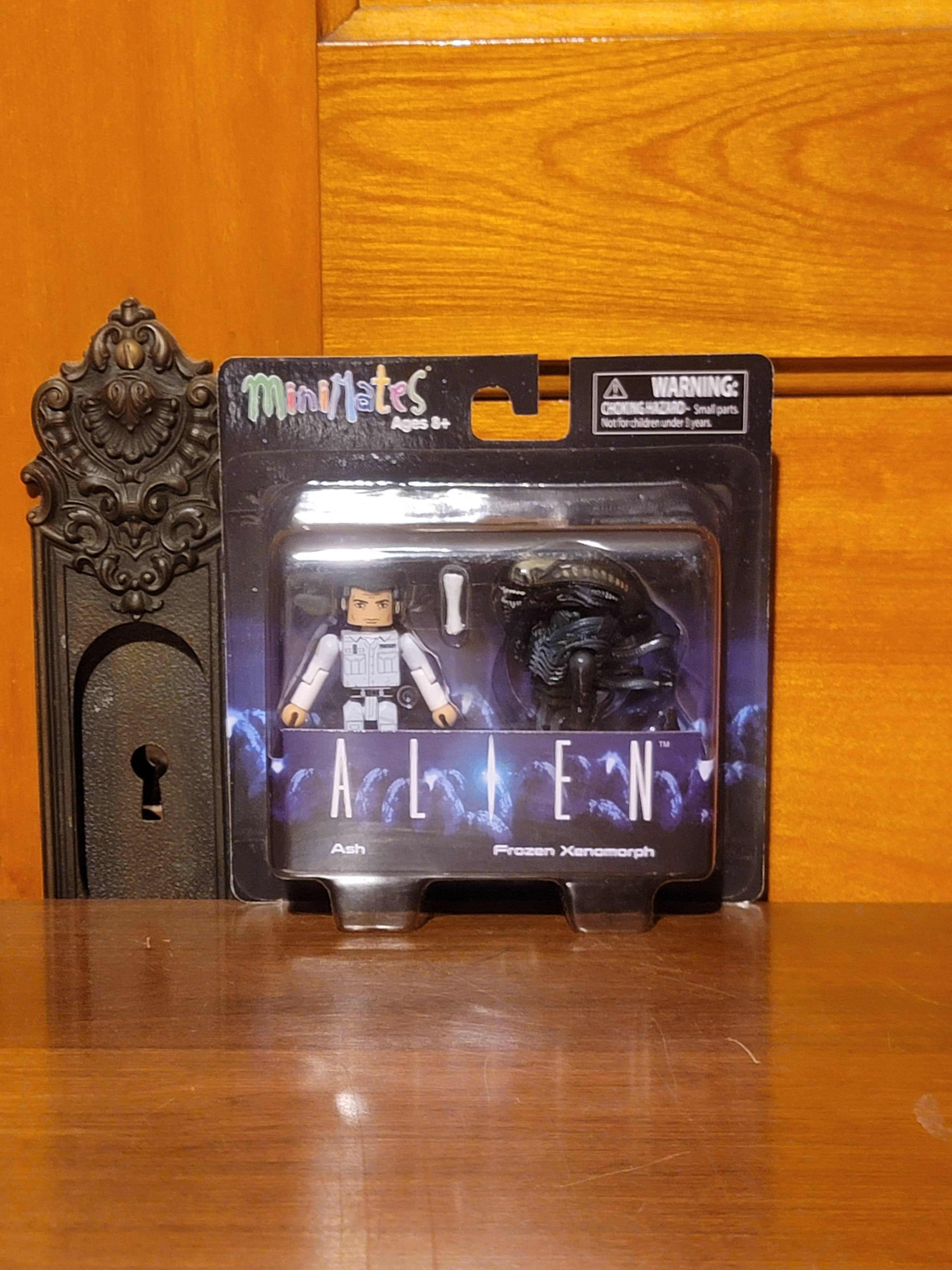 38: Diamond Select Toys Art Asylum mini mates Ash and frozen alien