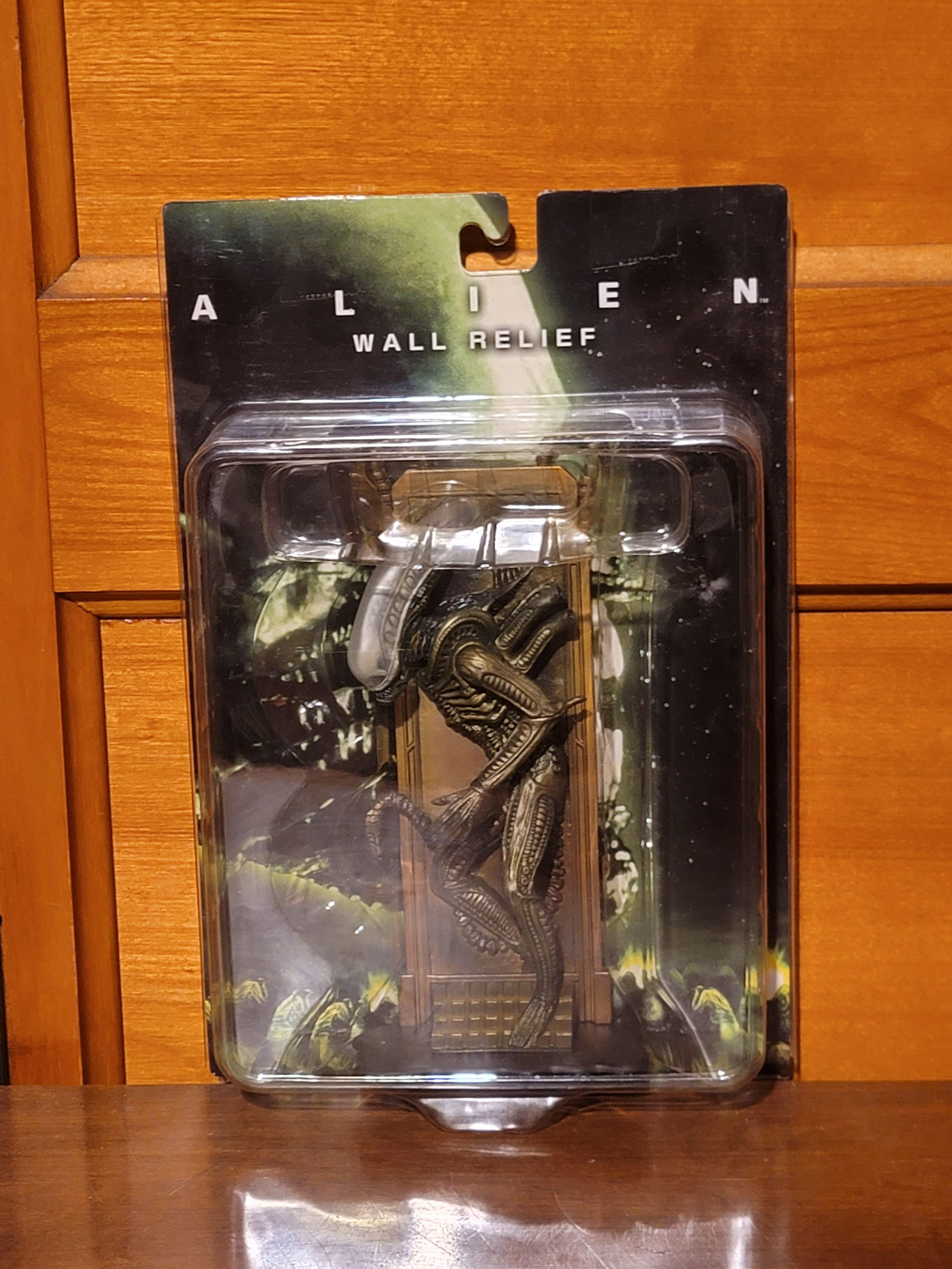 21. X-plus USA Sota toys Alien wall relief door frame 