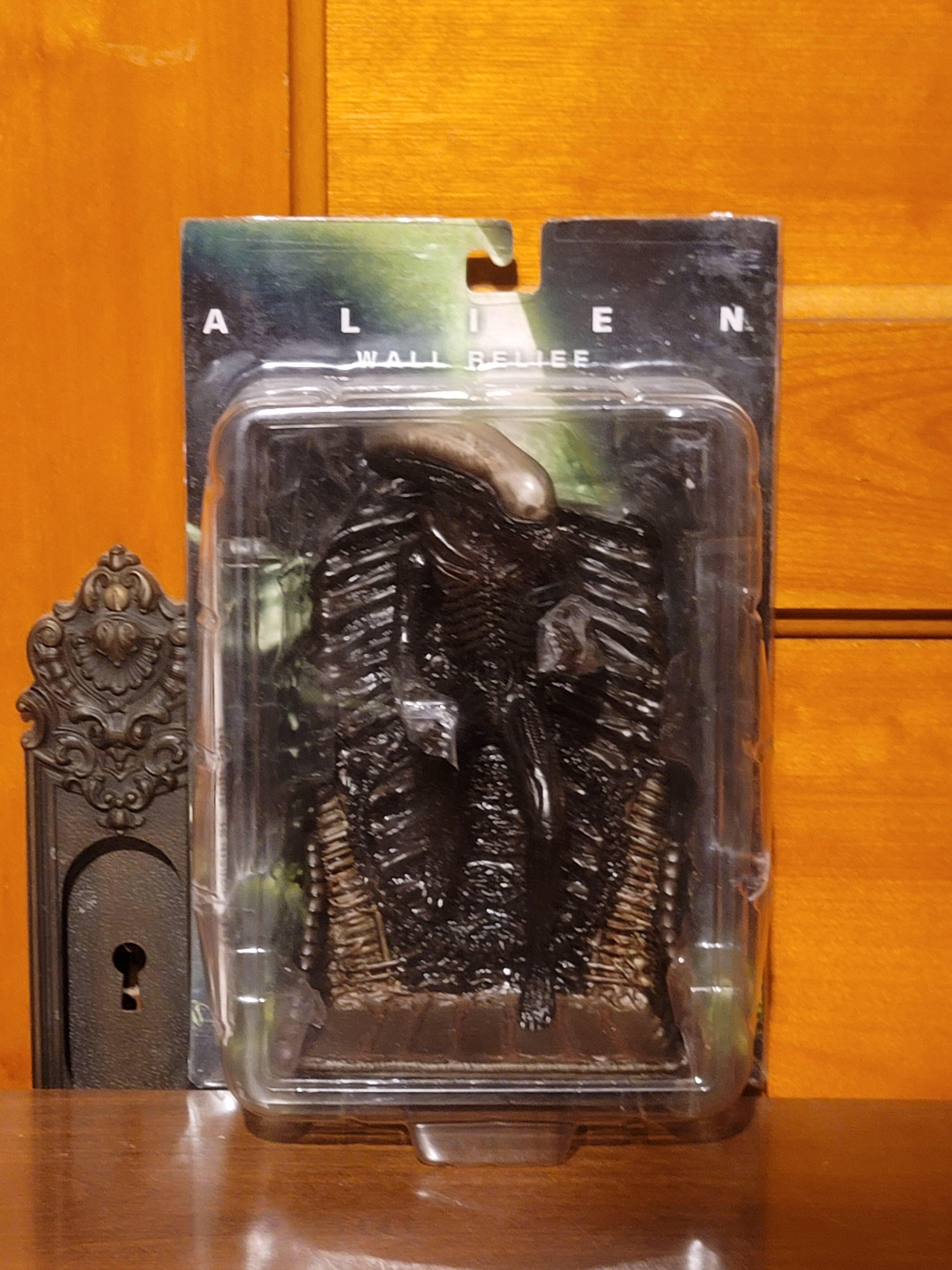 23: X-plus USA Sota toys Alien wall relief emerging from wall 
