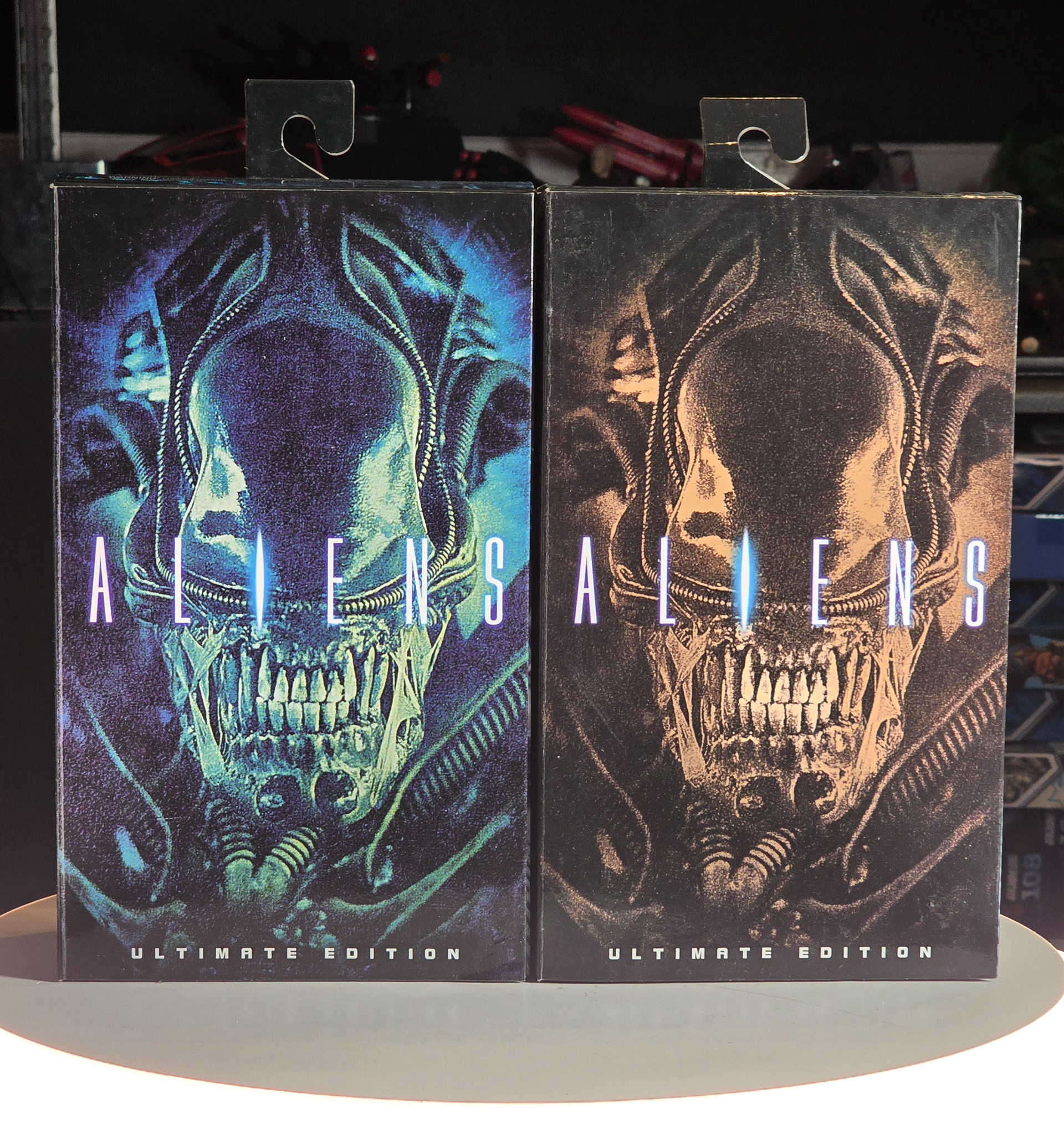 94-95: NECA ultimate Aliens warrior red and blue version, never displayed.