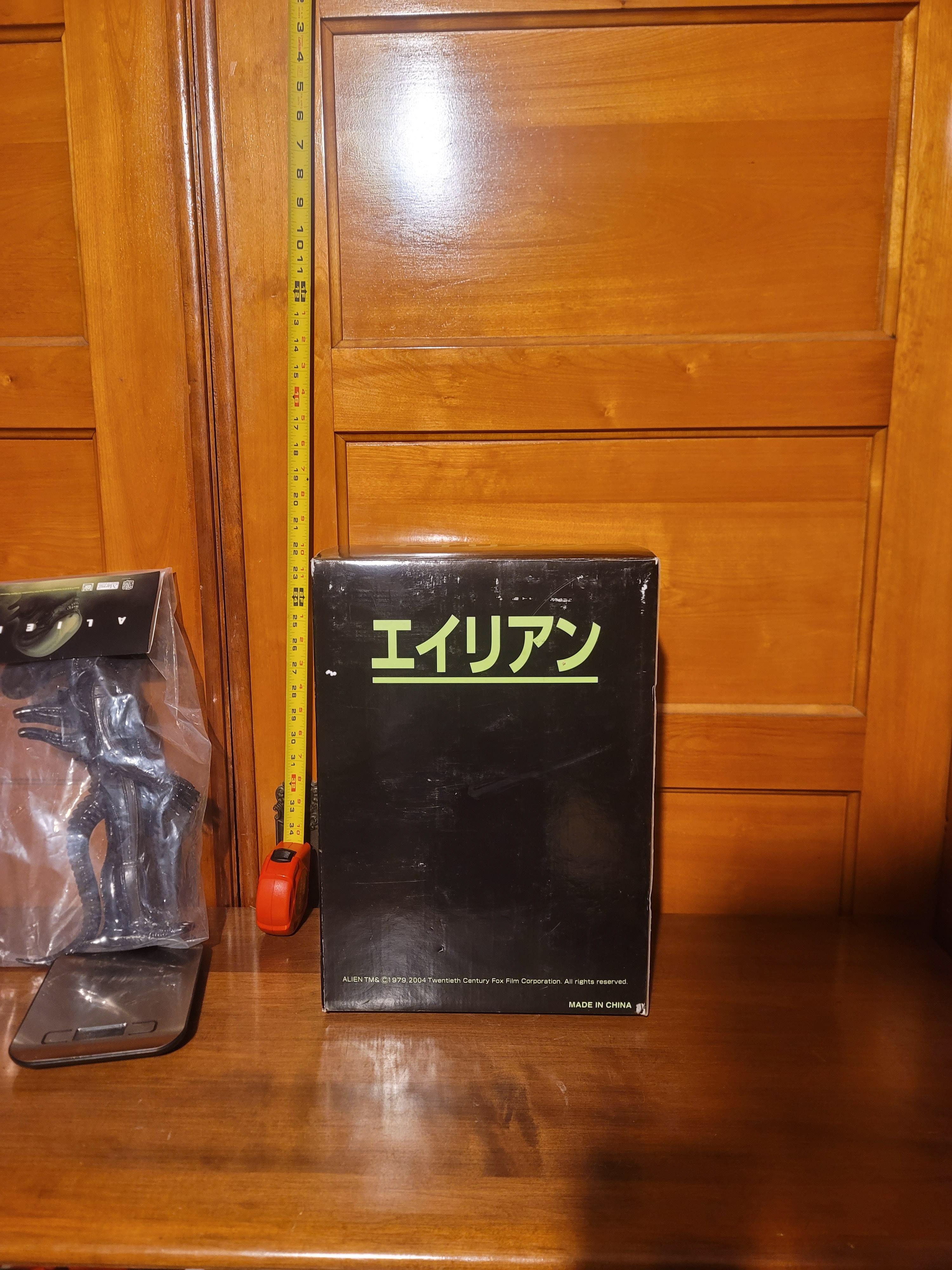 1: Marmit standing Alien statue type A.