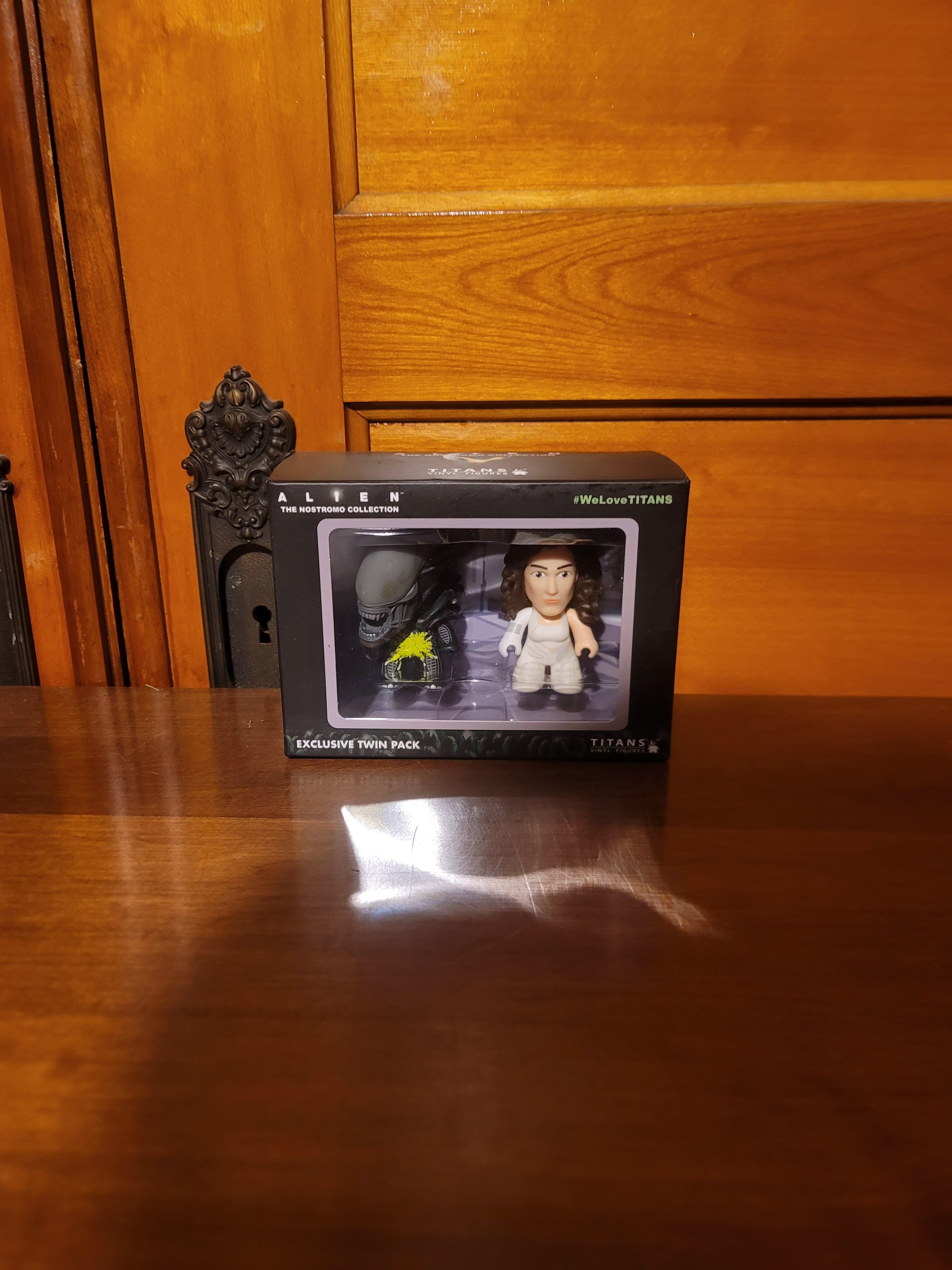 44: Titans vinyl figures Alien twin pack Ripley and Big chap