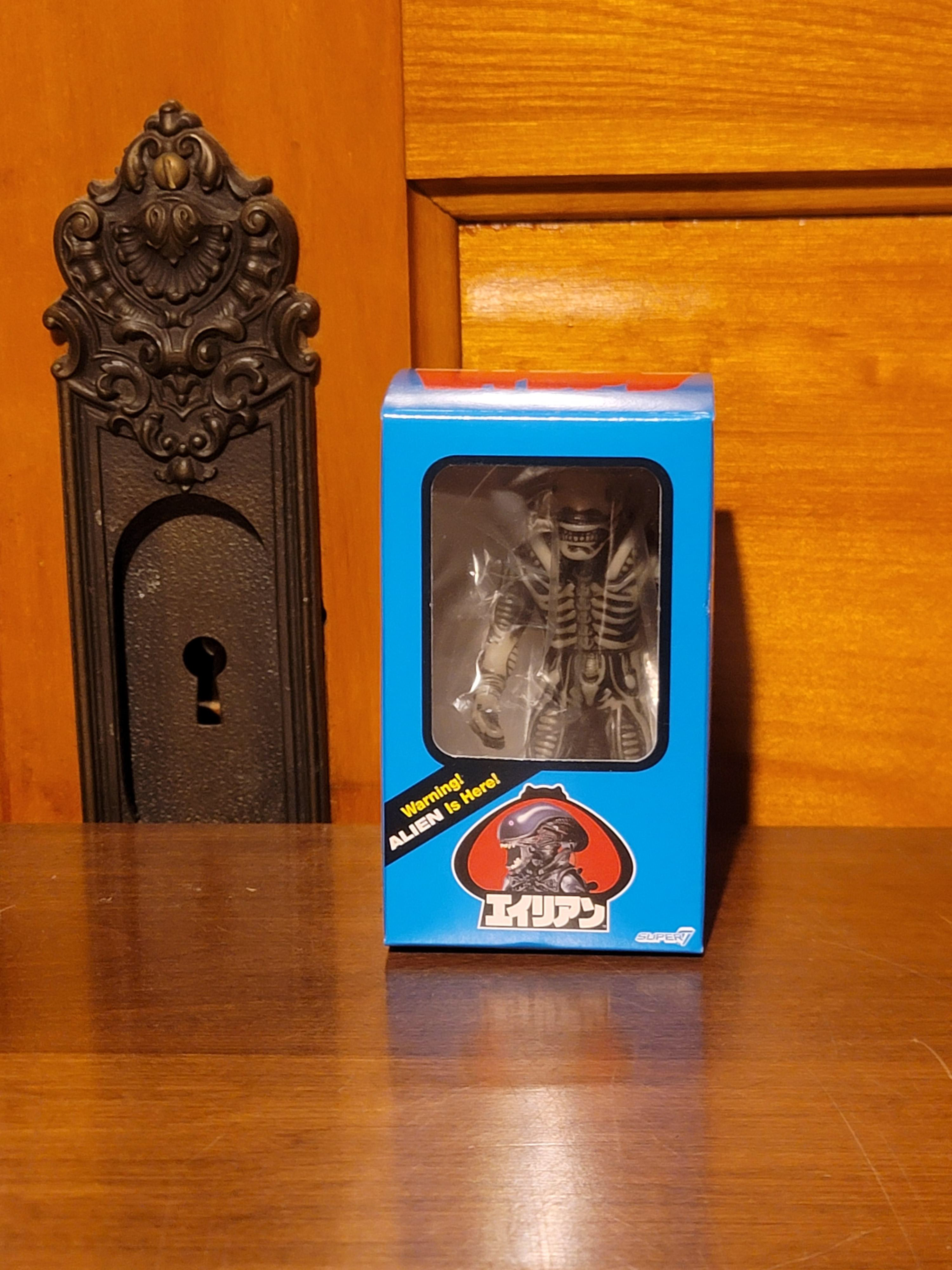 25: Super 7 secret base miniature vinyl Alien glow in the dark closed mouth