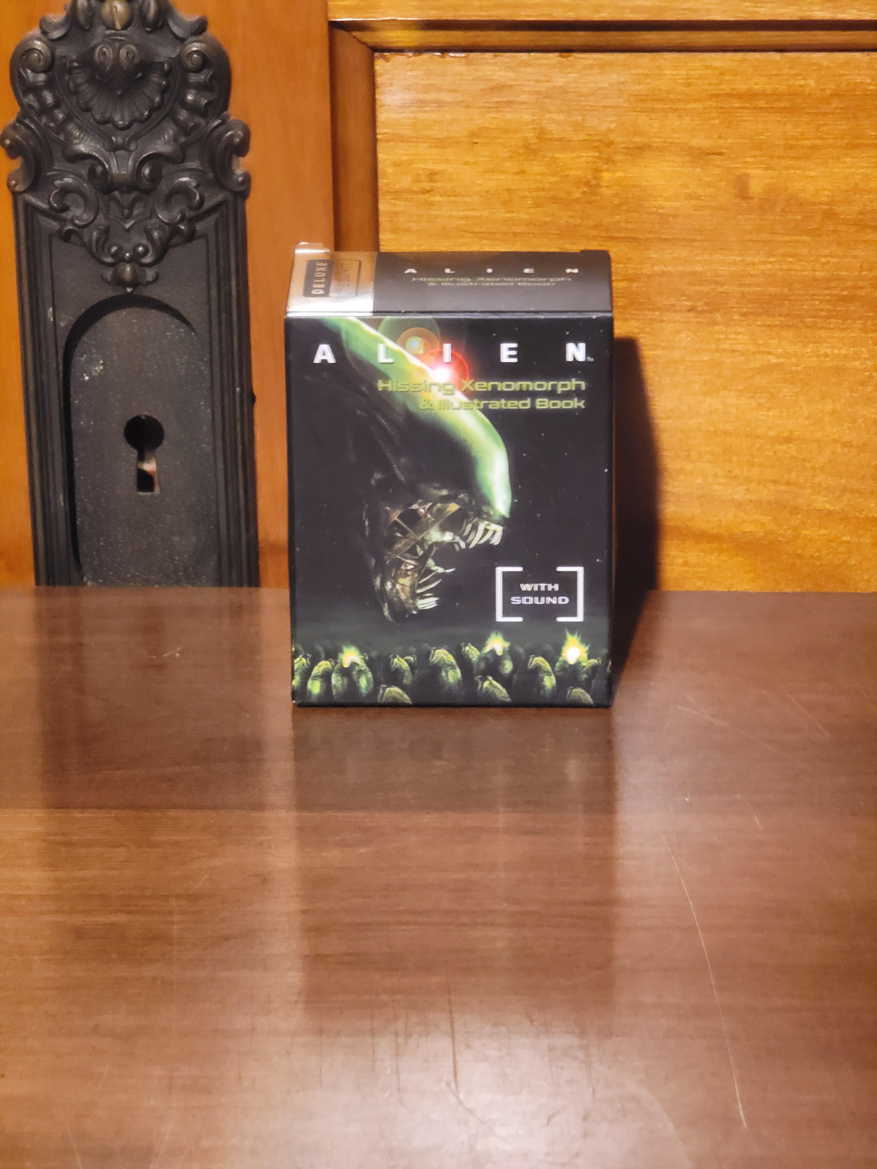 67: Running Press deluxe mega kit- hissing xenomorph and illustrated book 