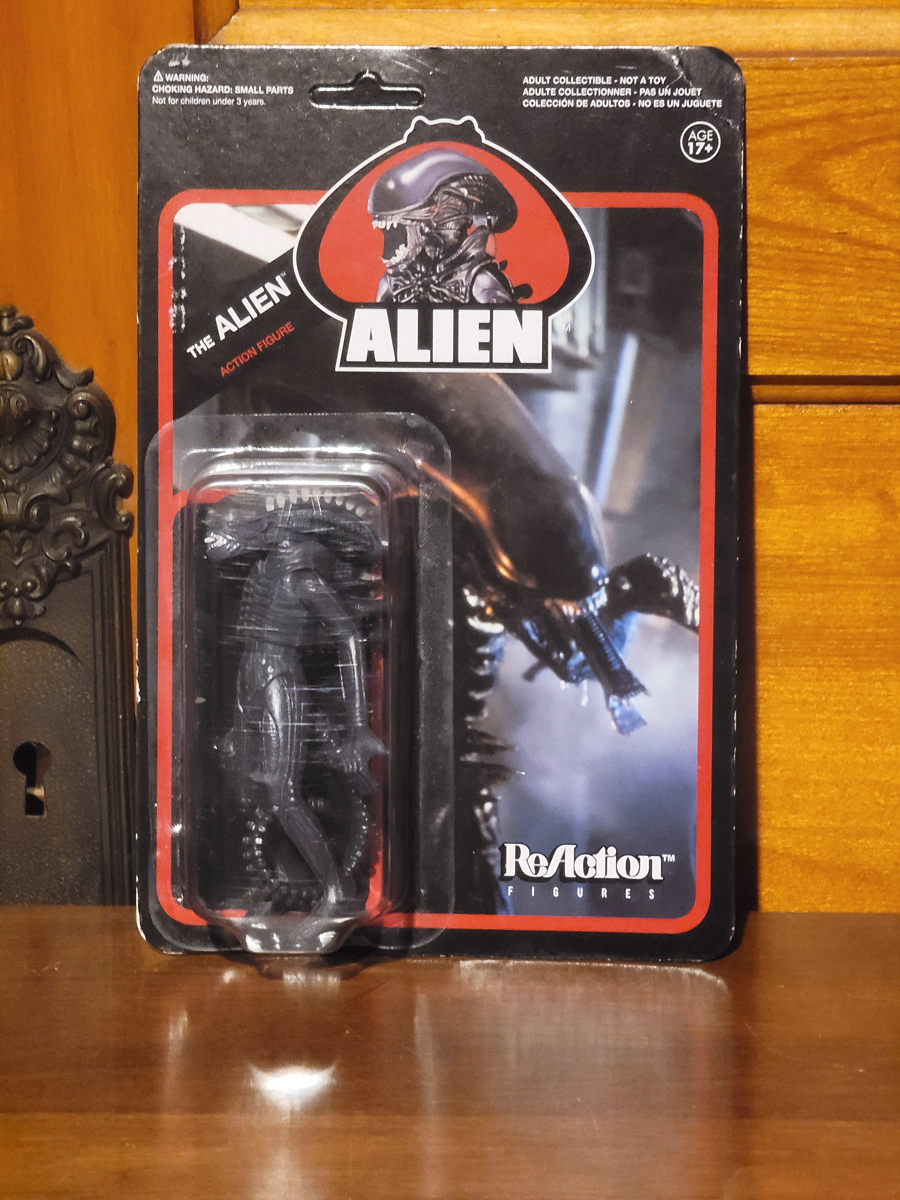 63: Super7 reaction figure gray Alien Bigchap on black extended mouth card