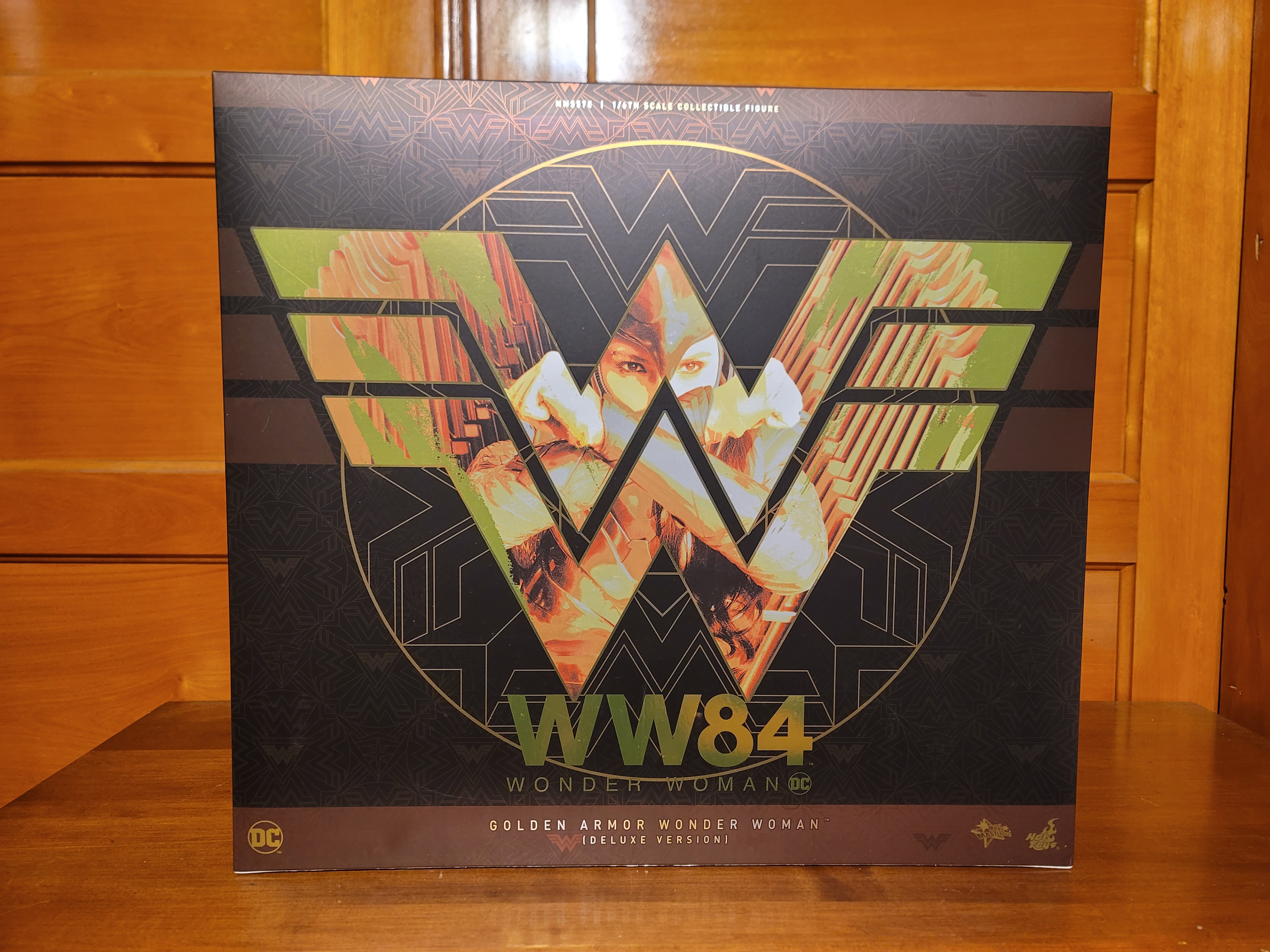 133: Hot Toys 1984 gold wings wonder woman 