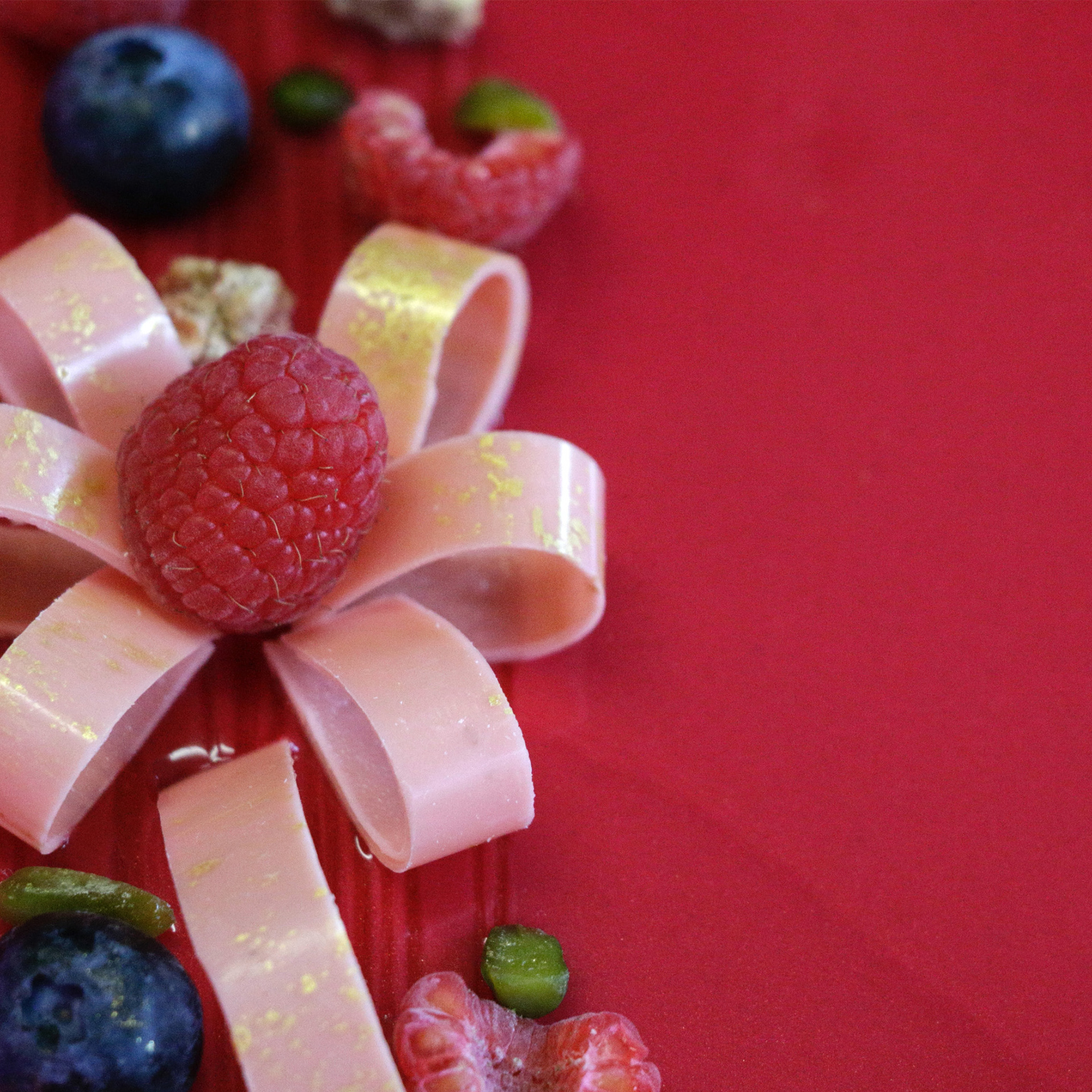 Tortendekoration: Zuckerguss, Himbeeren, Blaubeeren