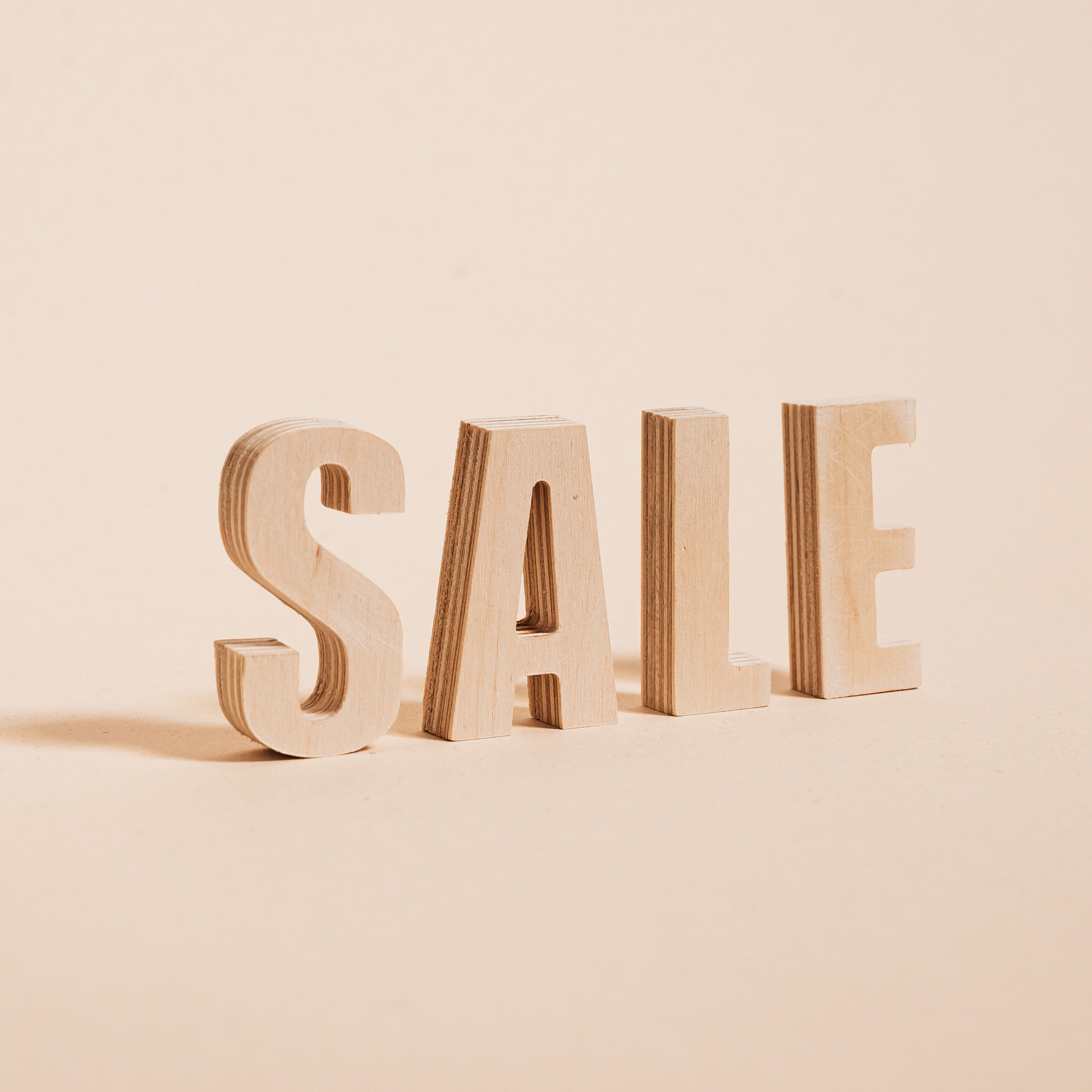 Bild mit dem Wort "SALE" aus Holz