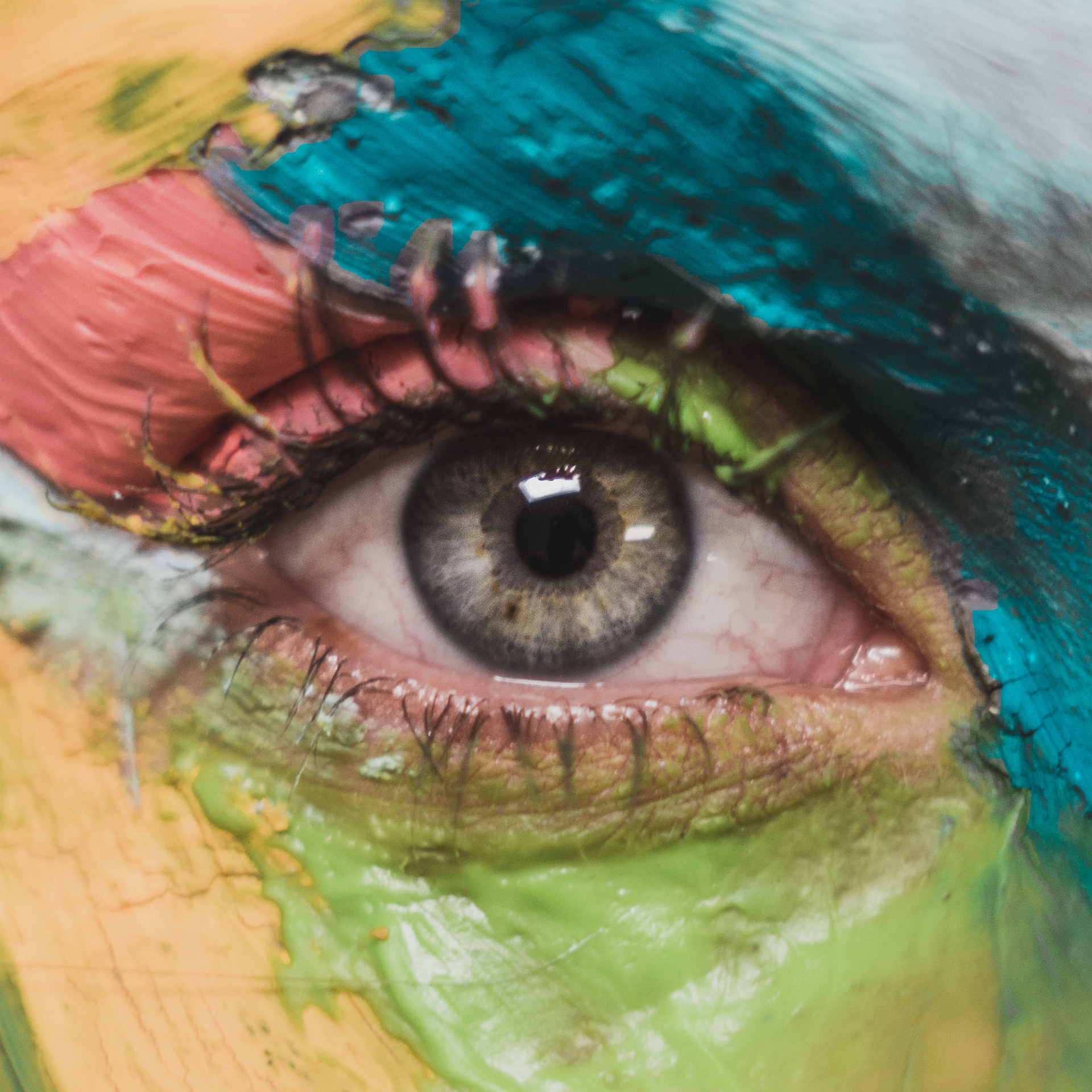 Auge von Person mit bunt bemalter Haut