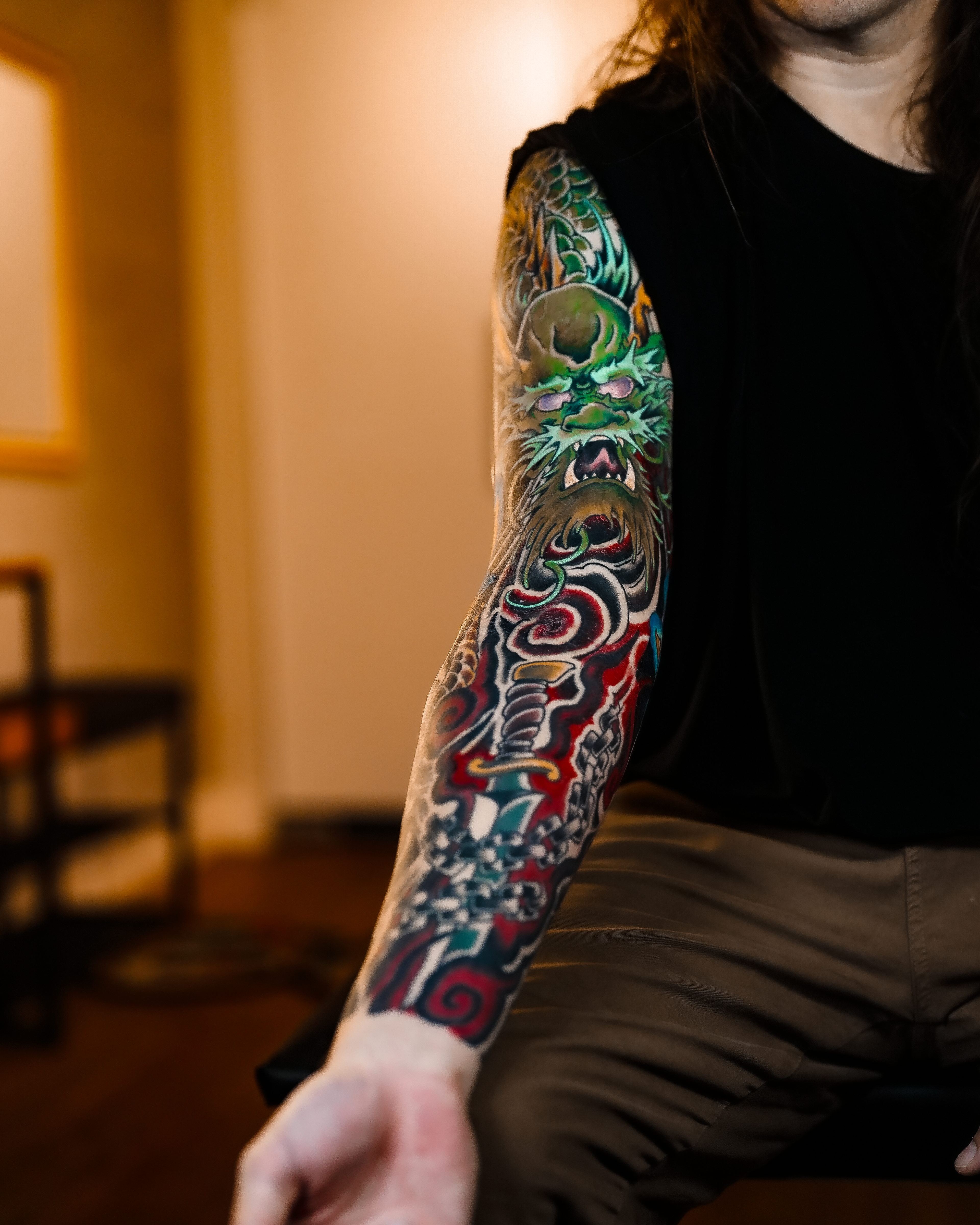 tatuagem de dragão e adaga no estilo neo tradicional oriental