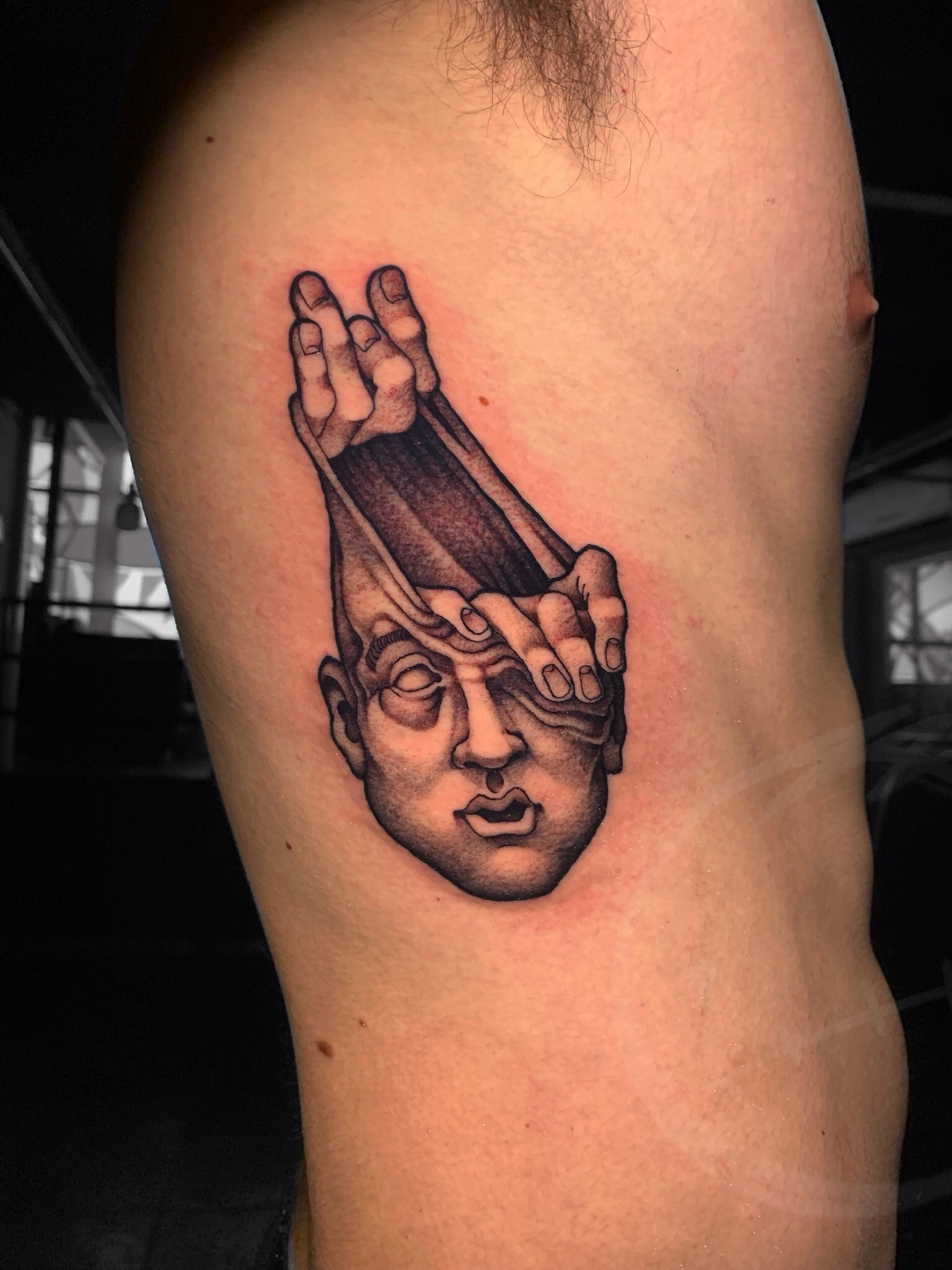 flash blackwork em costela masculina