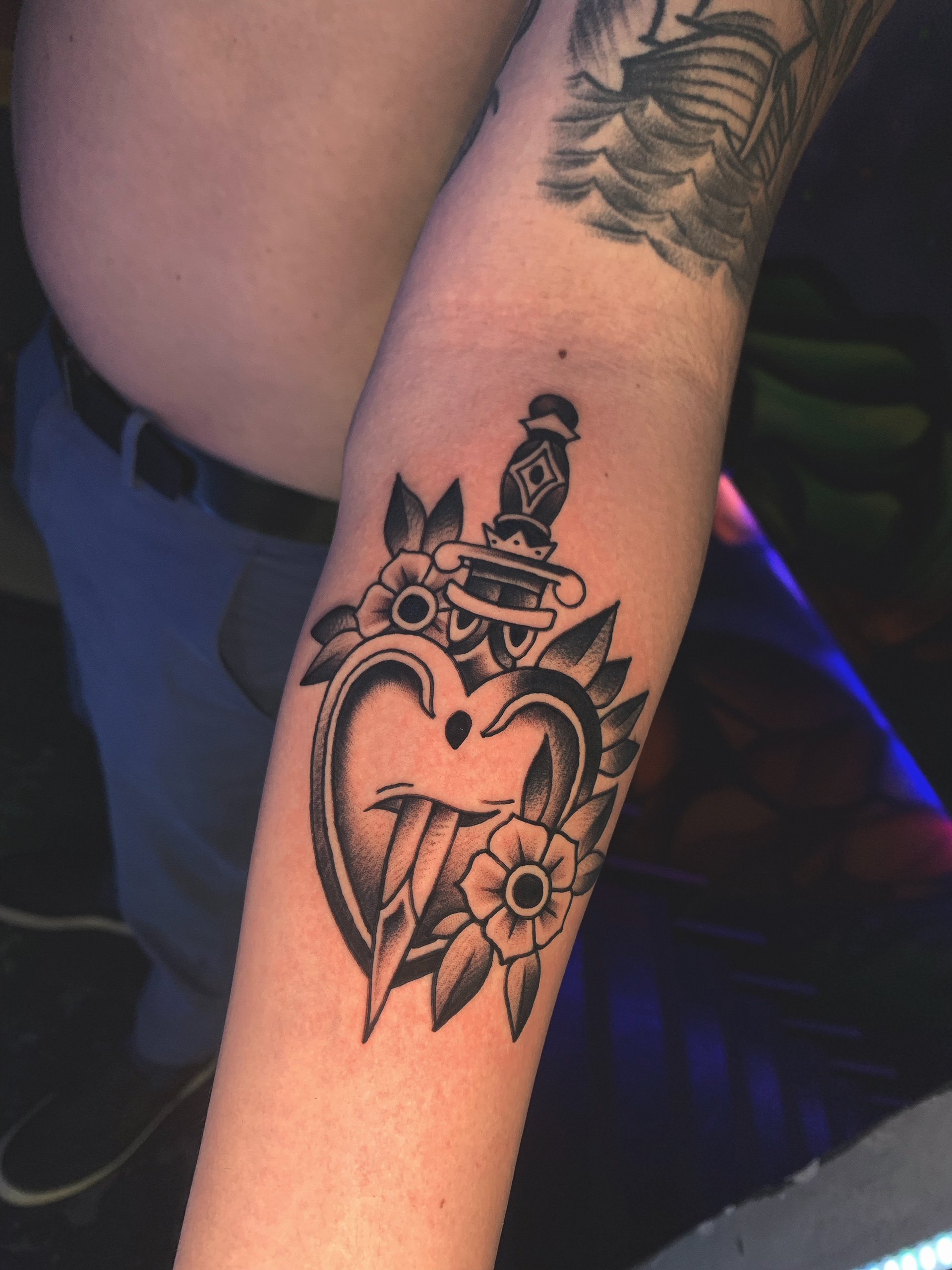 flash tradicional — coração e adaga em blackwork