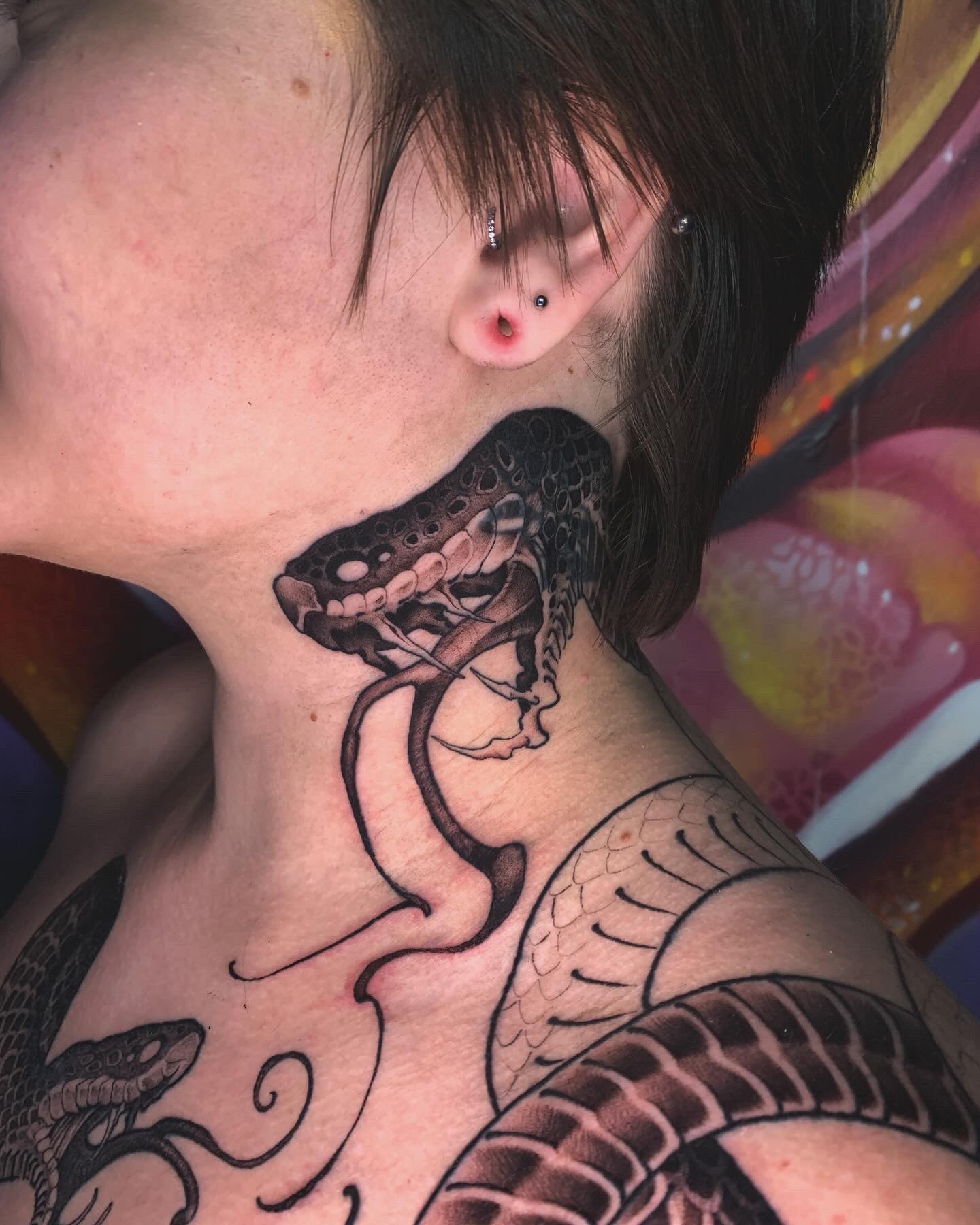 tatuagem de cobra blackwork — pescoço