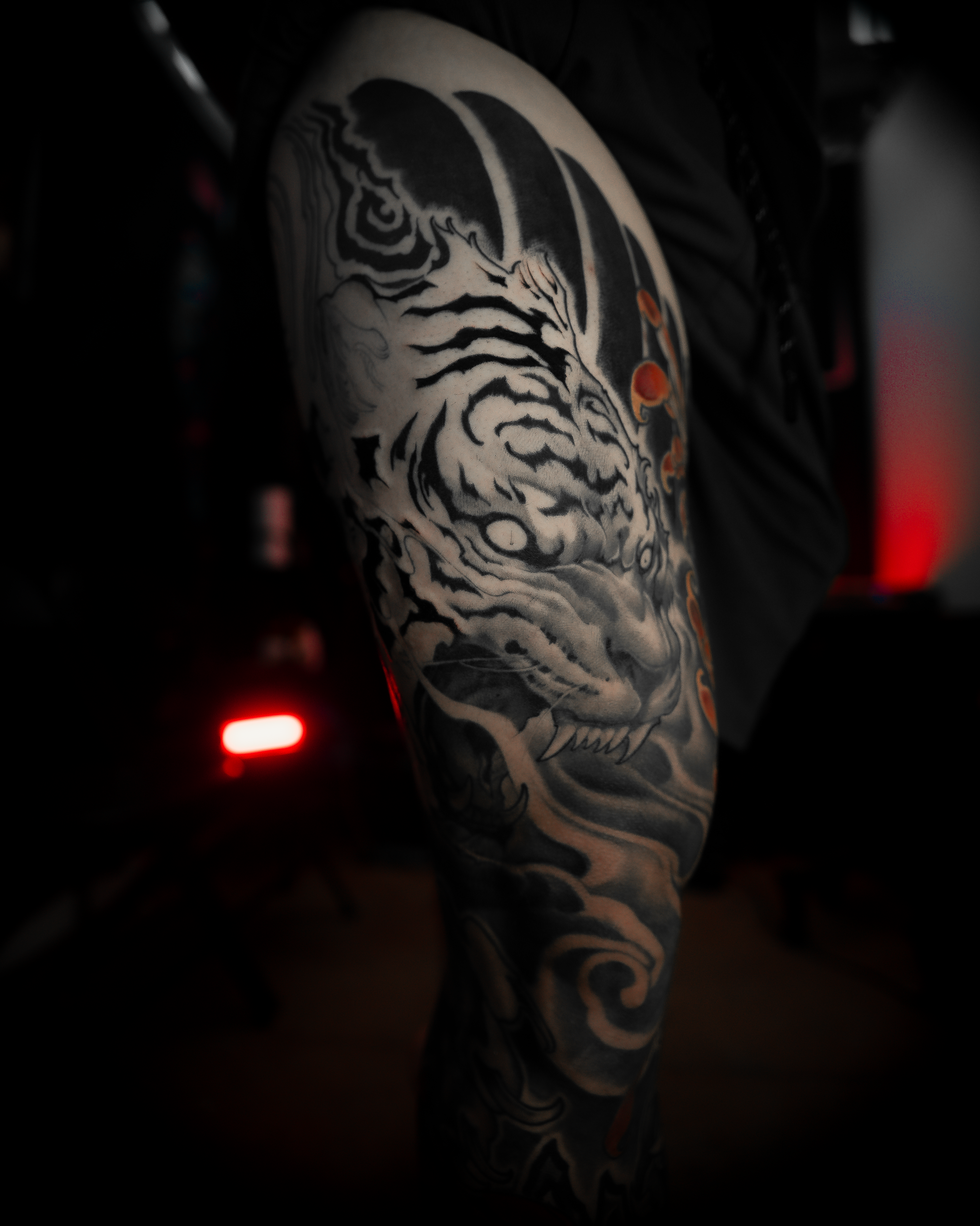 tatuagem de tigre em fechamento de perna oriental