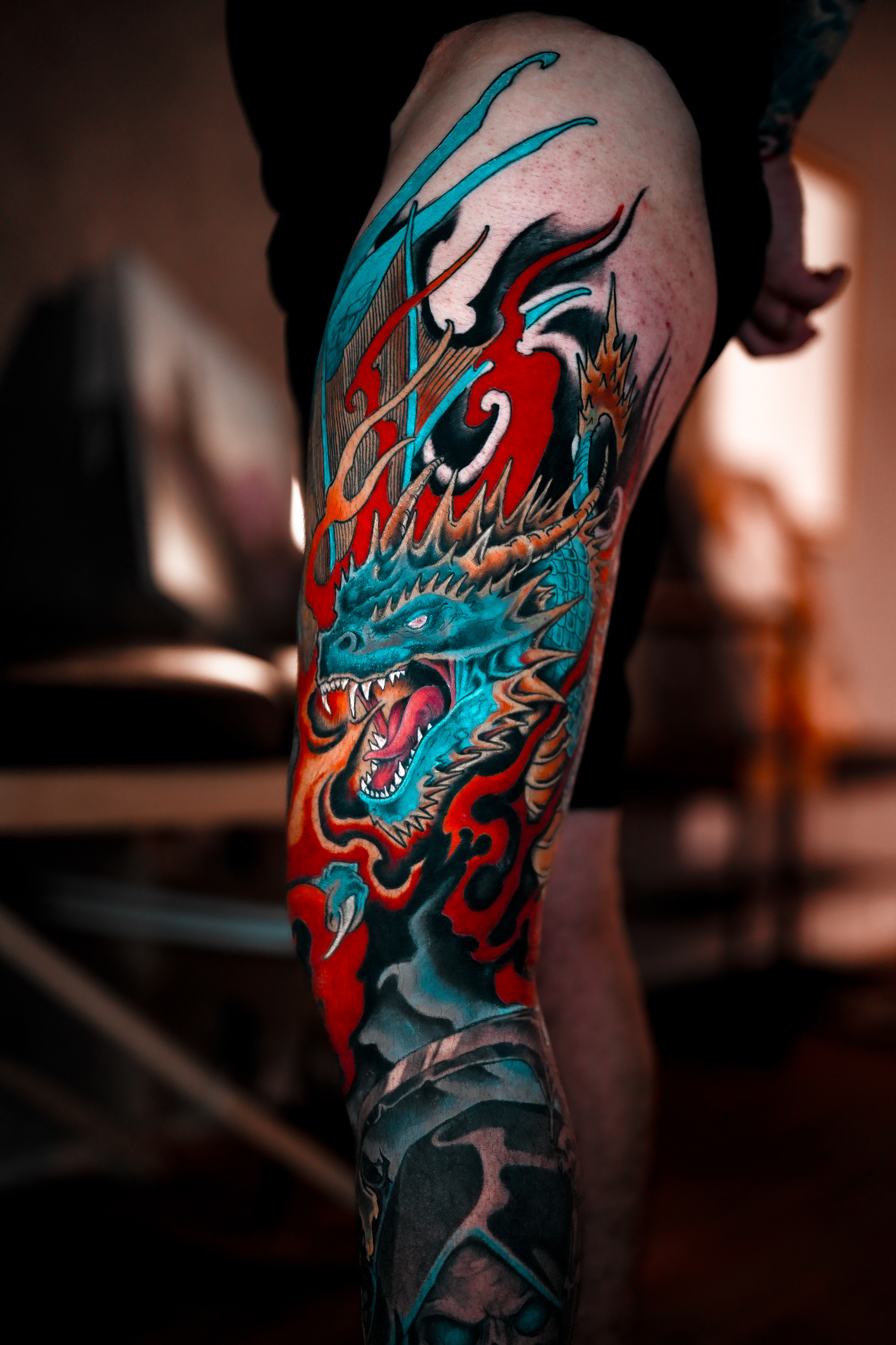 tatuagem colorida dragão — fechamento de perna