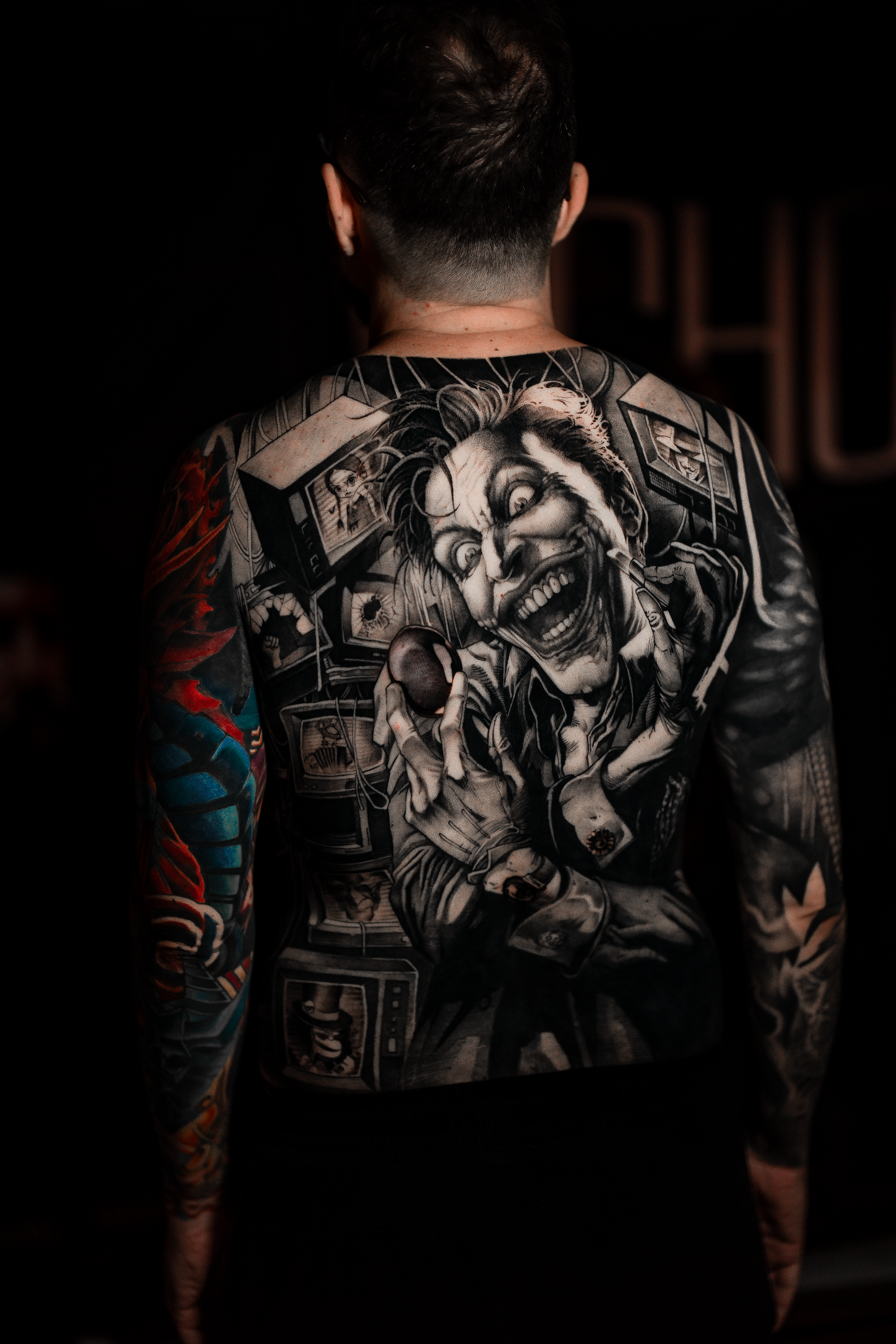 tatuagem de coringa — fechamento de costas em realismo preto e cinza