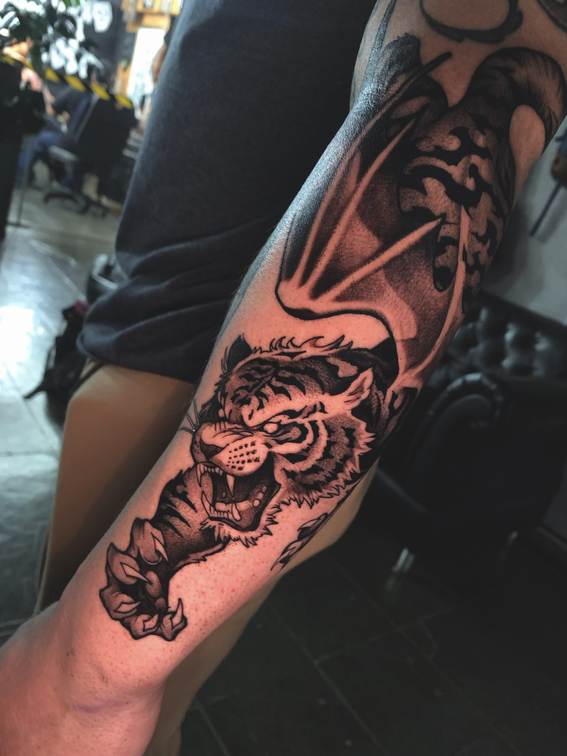 tatuagem de tigre quimera no estilo blackwork