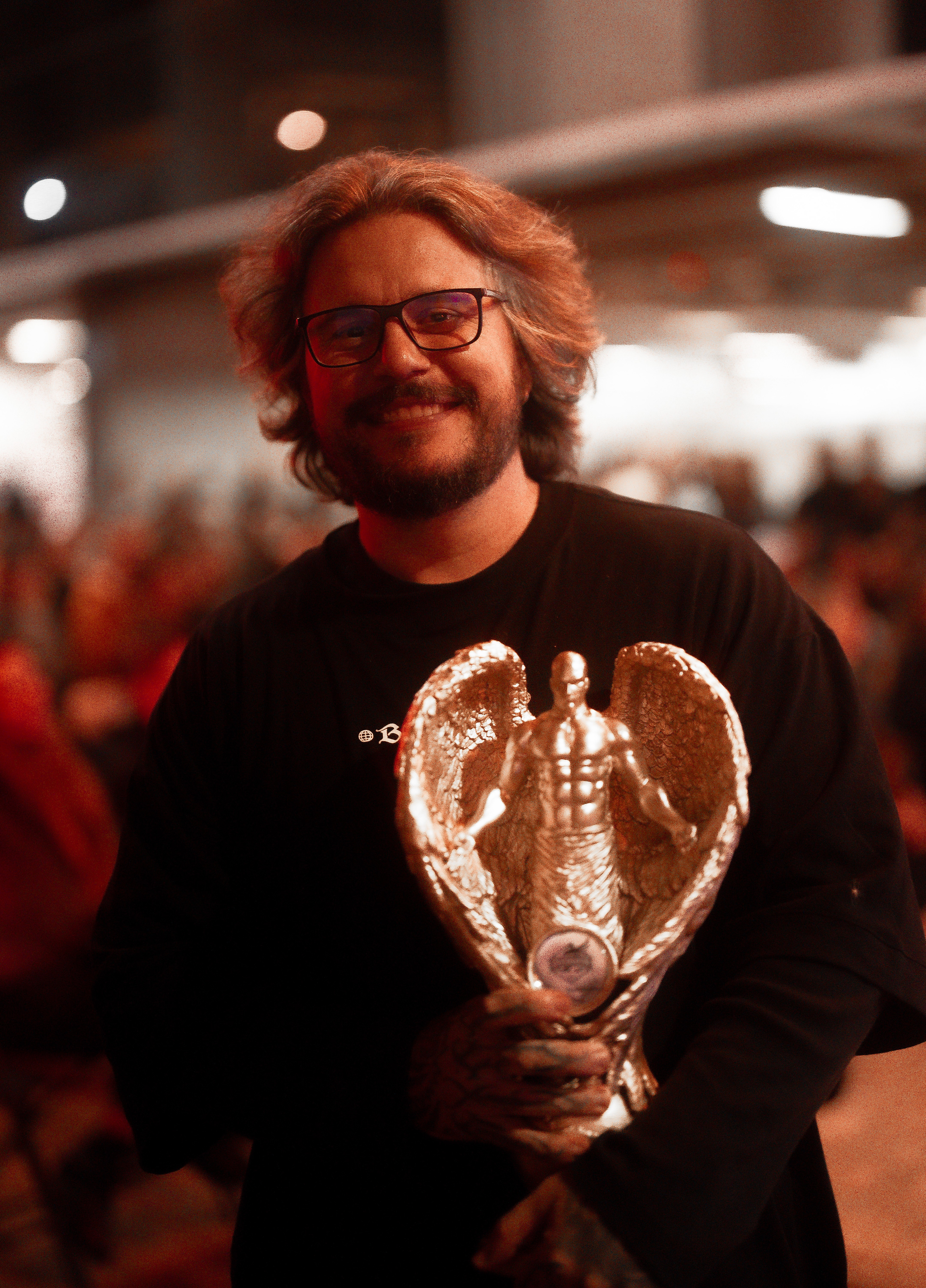 nicho @travinic recebendo troféu de melhor fechamento de costas na tattoo week brasília