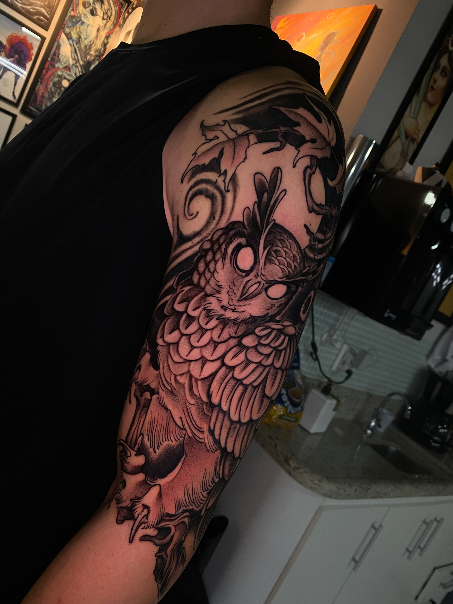 tatuagem de coruja no estilo blackwork