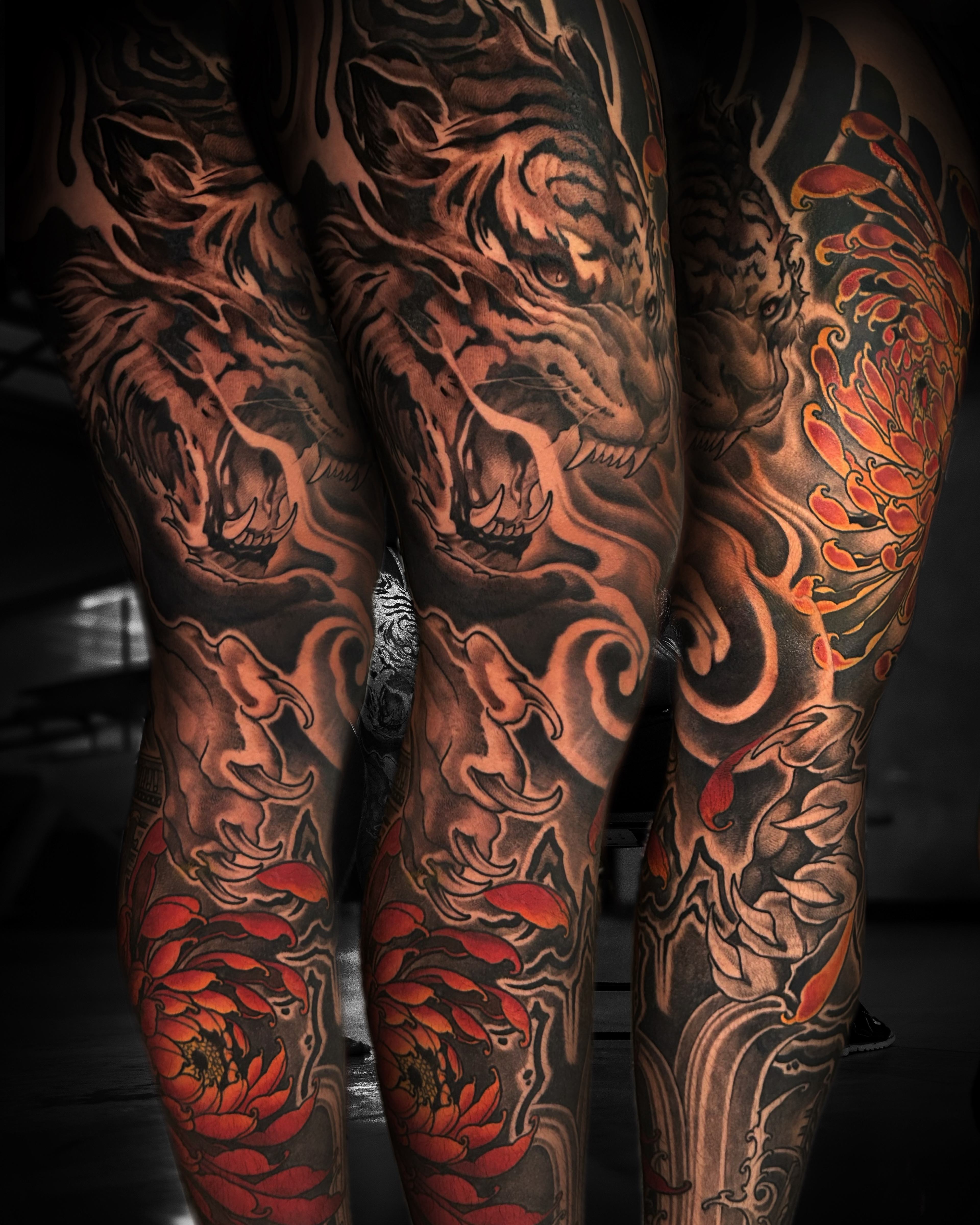 tatuagem de tigre e crisântemos — fechamento de perna oriental
