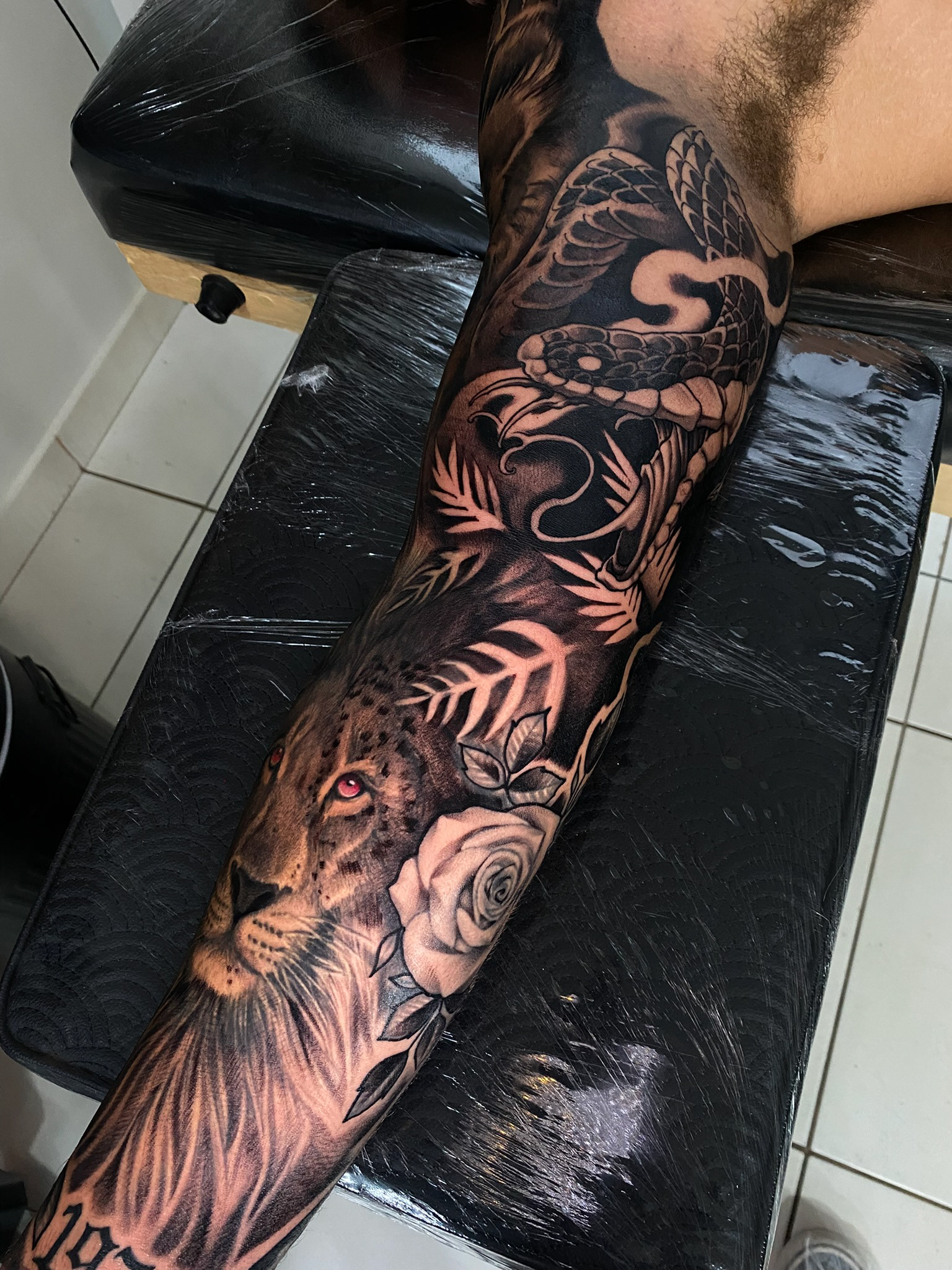 tatuagem de serpente em blackwork