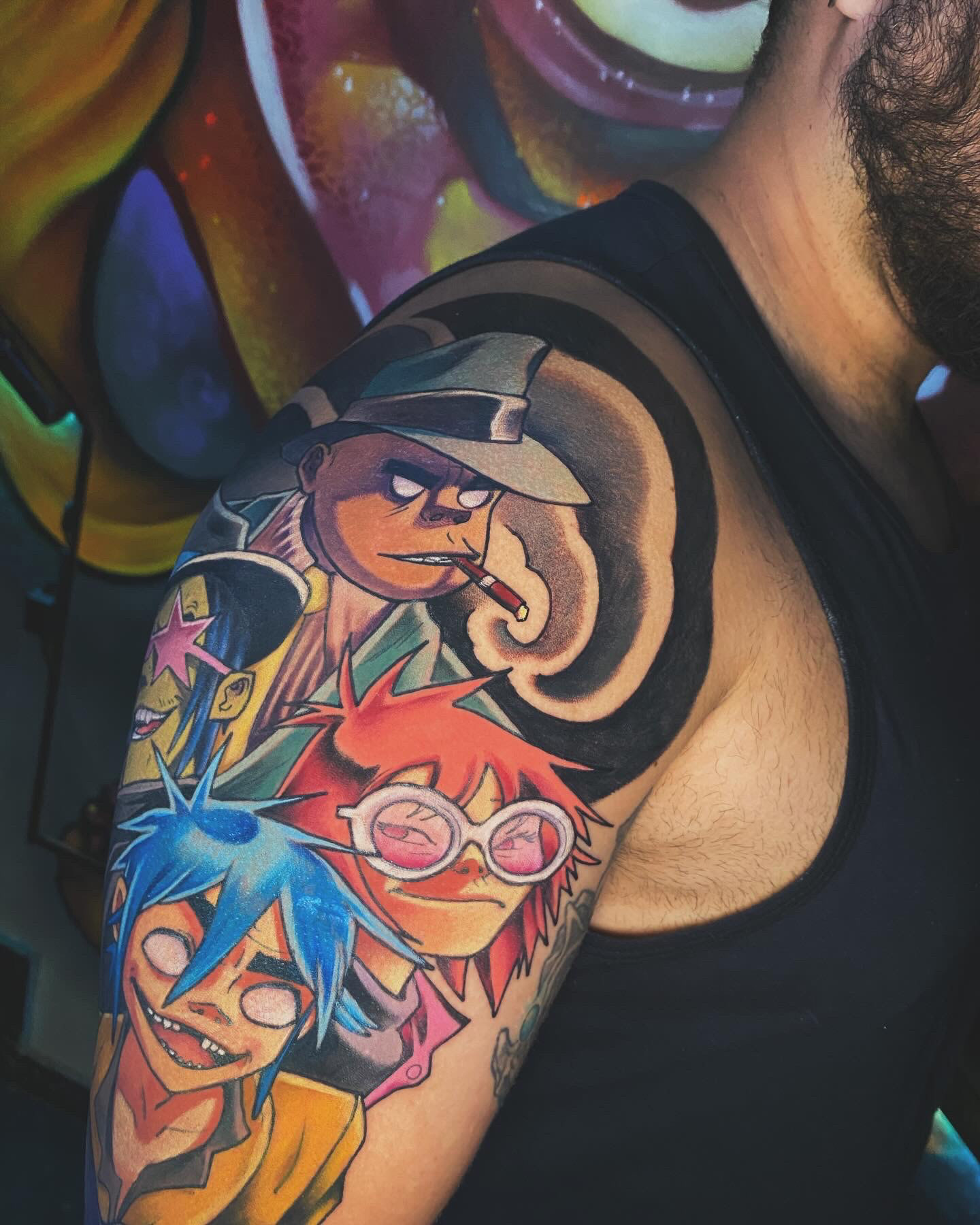 detalhes de tatuagem colorida da banda gorillaz