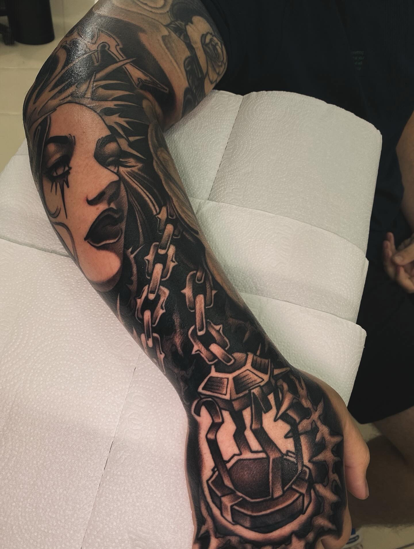 fechamento de braço no estilo blackwork