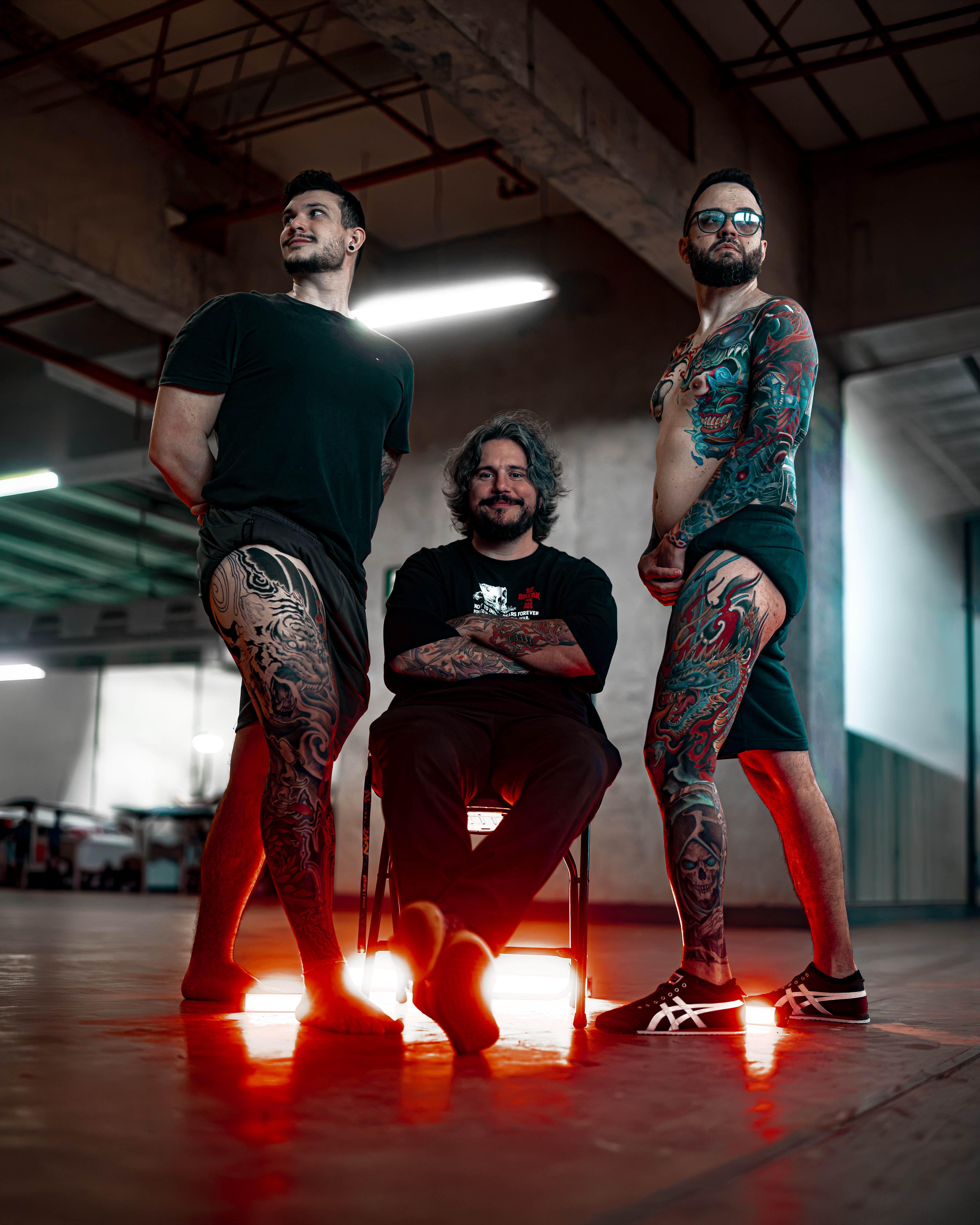 nicho com dois clientes expondo bodysuits em progresso