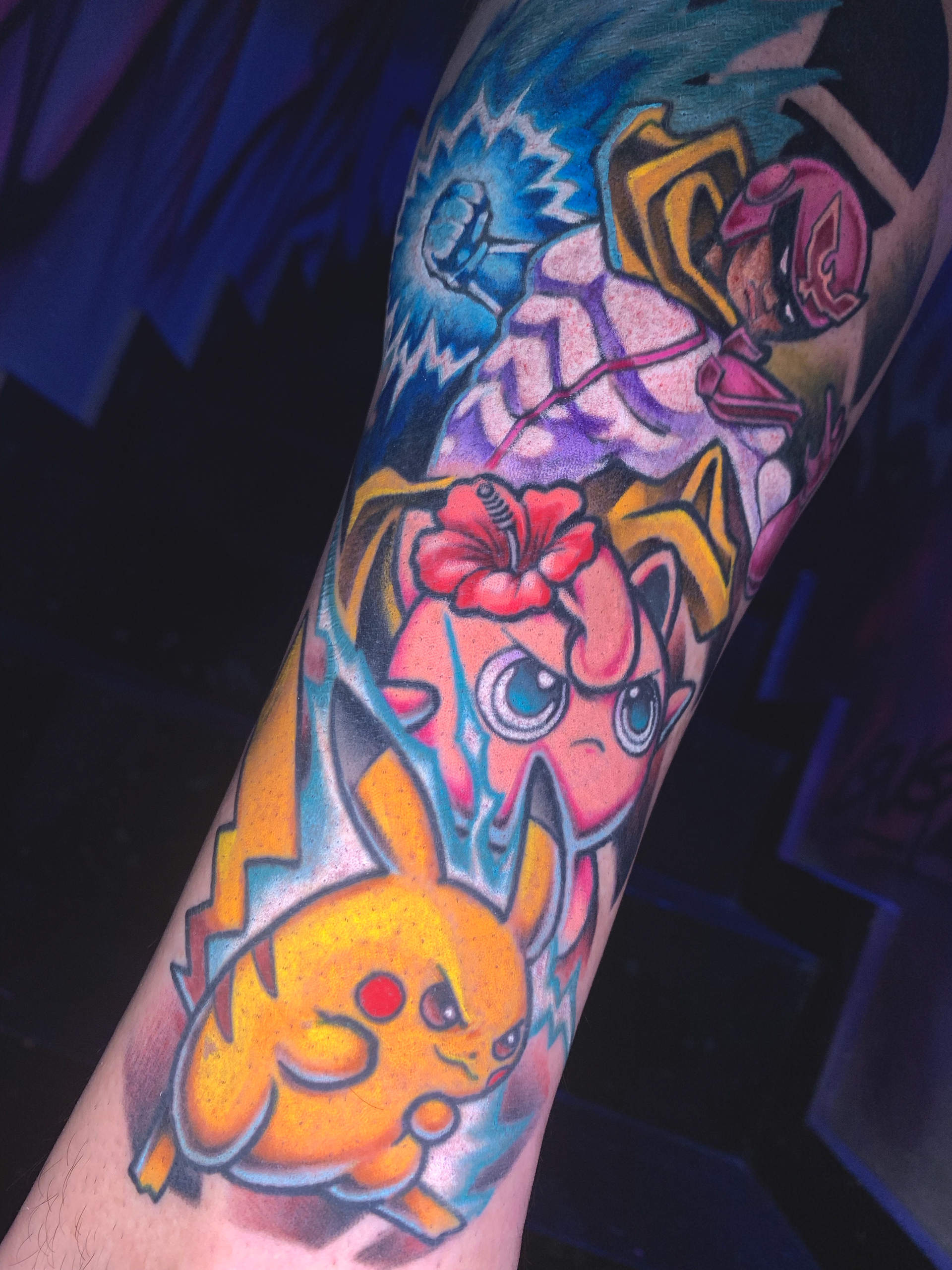 detalhes de tatuagem colorda de pokemon