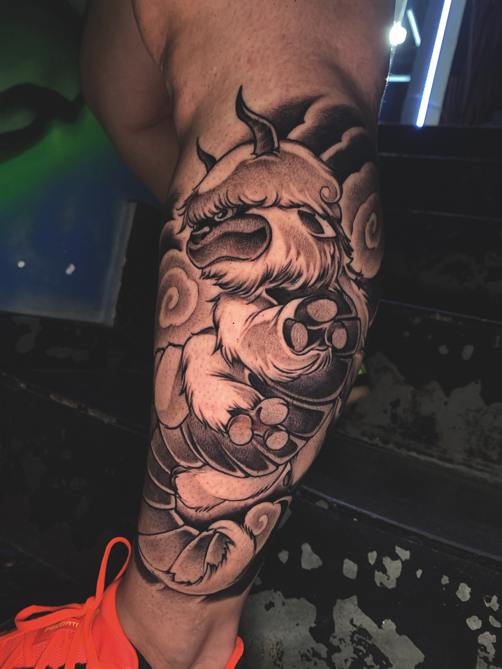 tatuagem em lateral de perna de appa