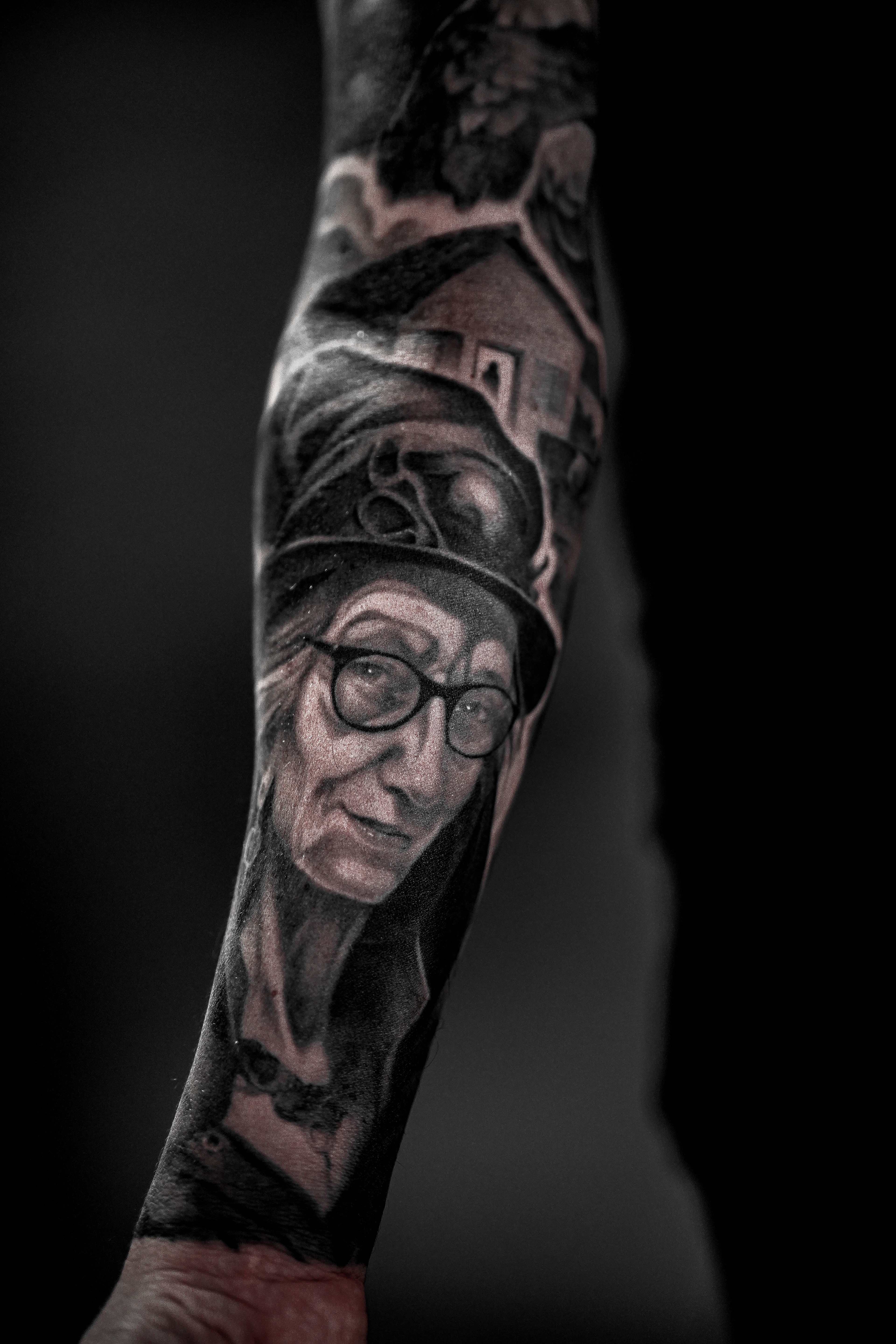 tatuagem em realismo preto e cinza — fechamento de braço