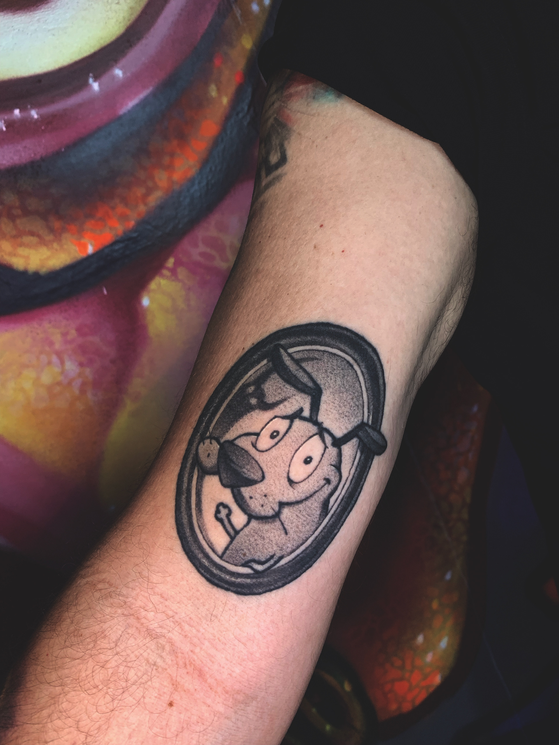 tatuagem blackwork de coragem o cão covarde