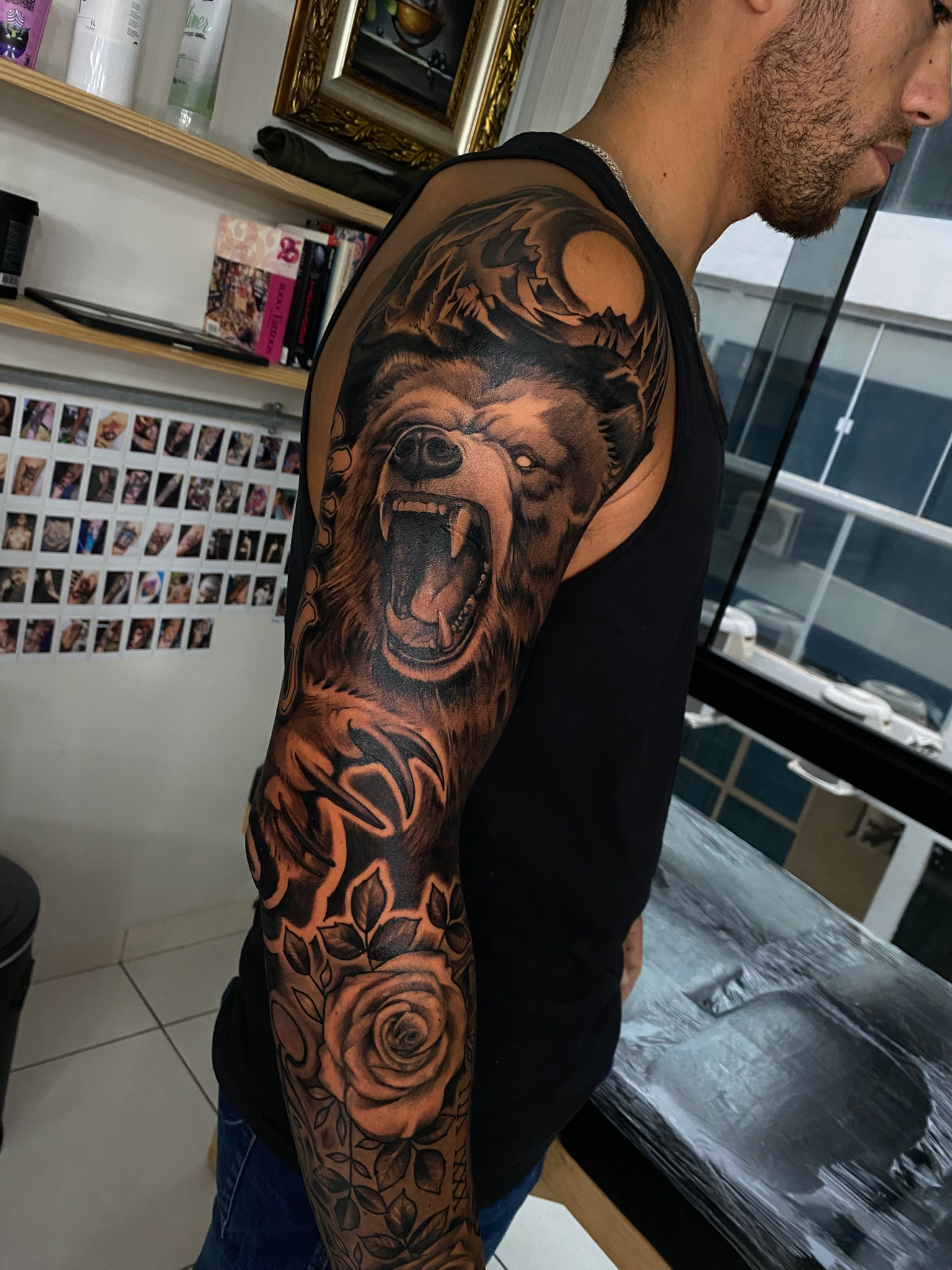 tatuagem de urso — fechamento de braço em blackwork