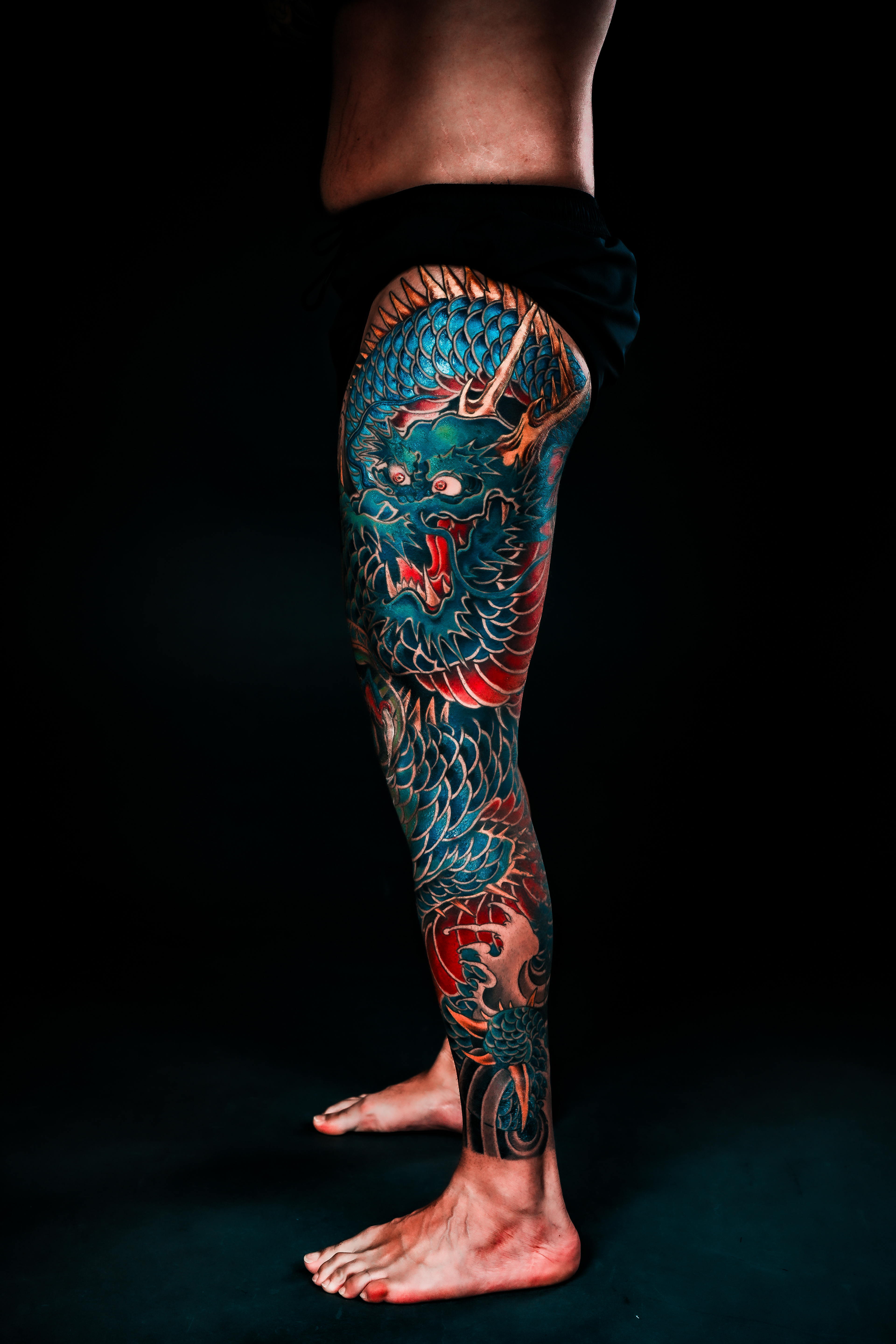 Tatuagem de dragão neo tradicional oriental — fechamento de perna