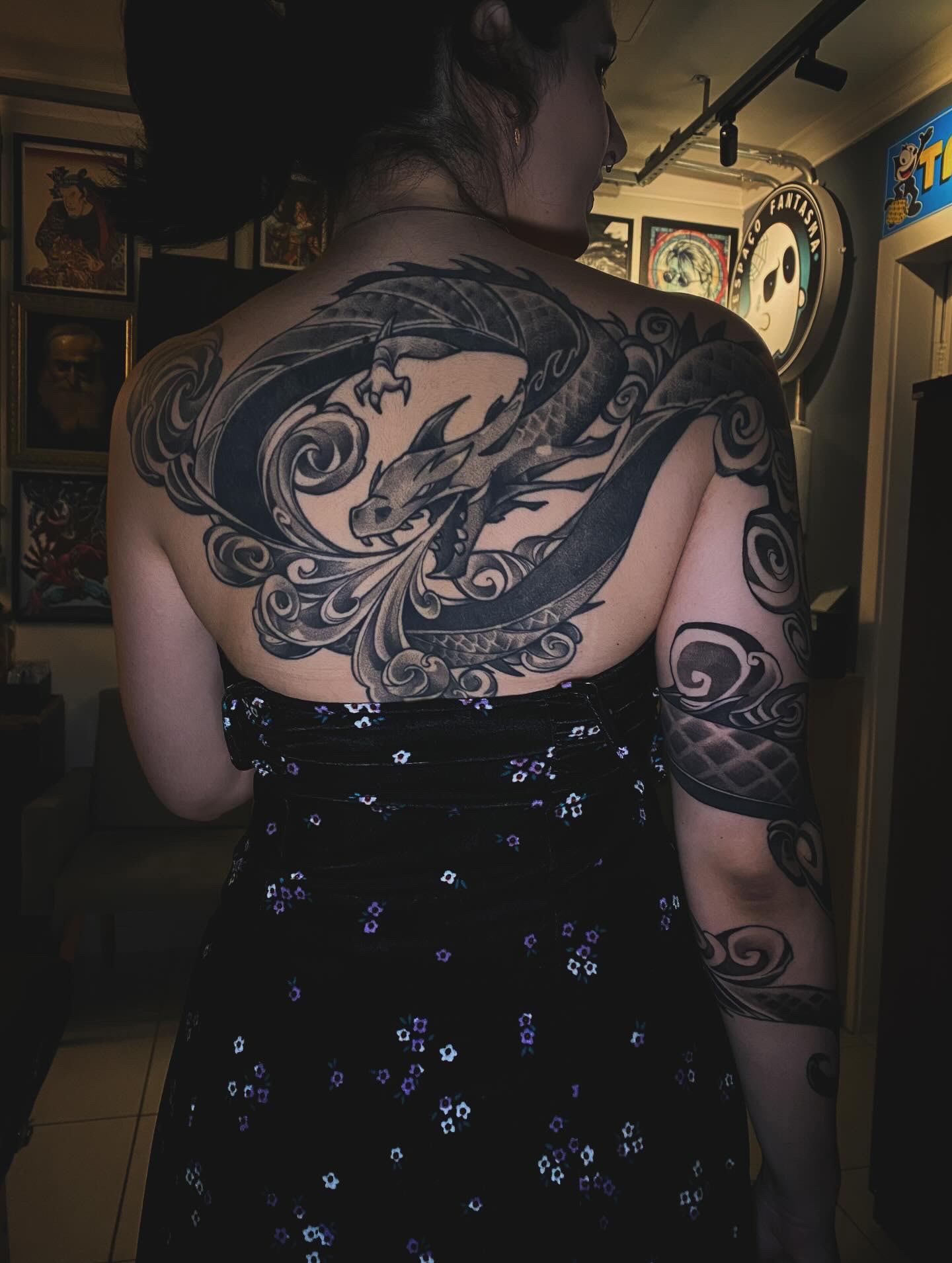 fechamento do costas/braço em blackwork rastelado