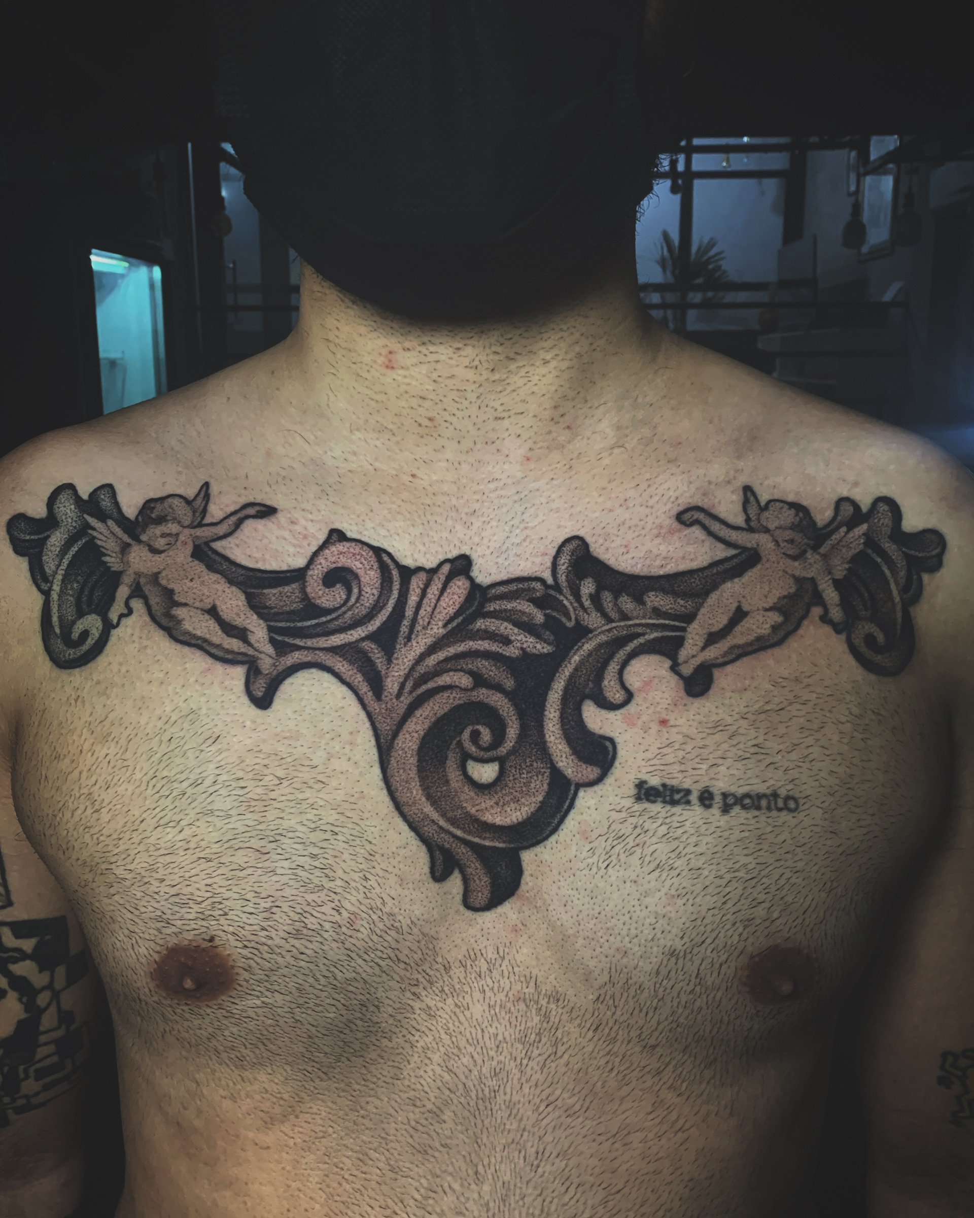 arabesco autoral em peito masculino — blackwork