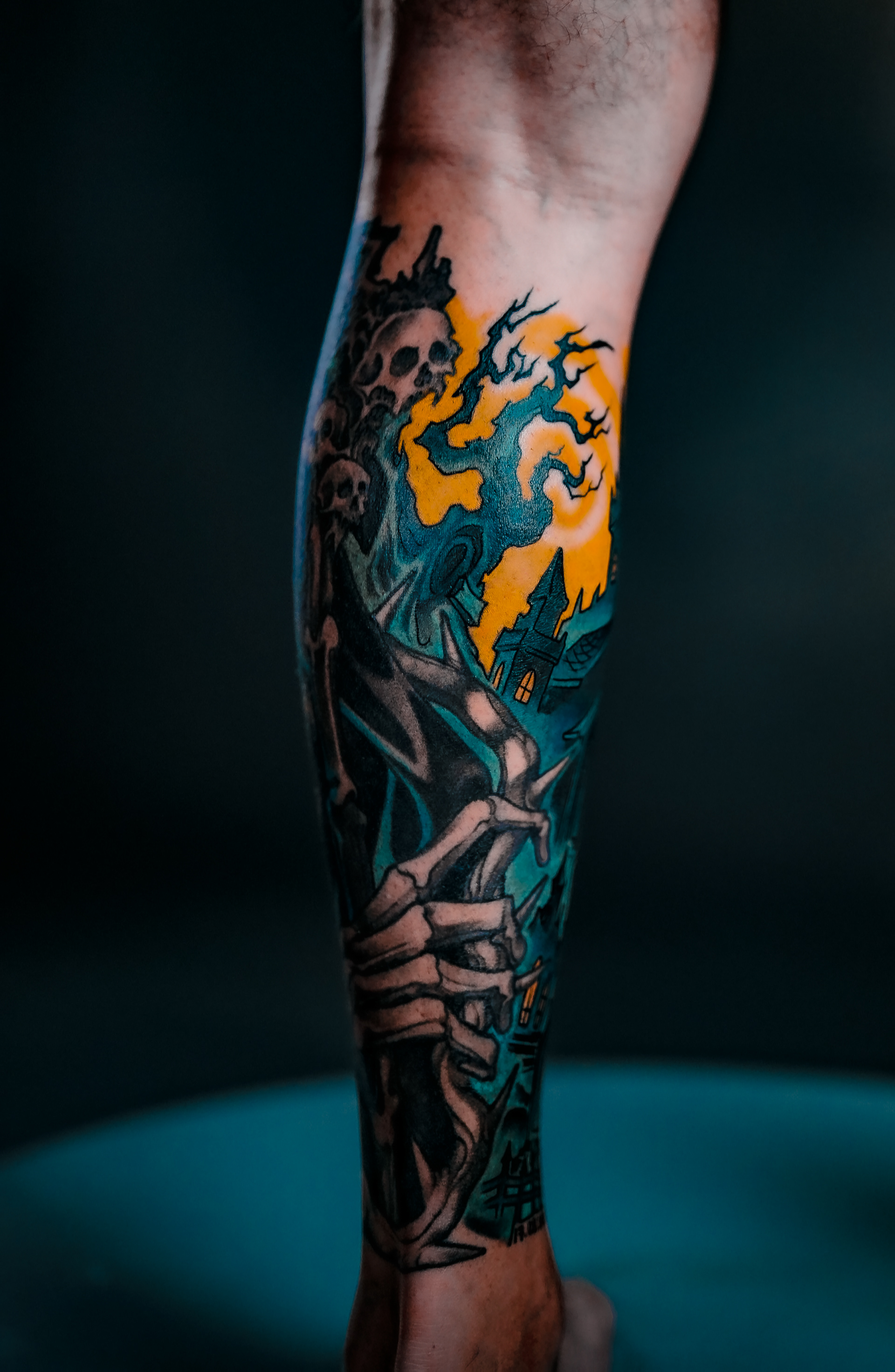 Tatuagem — fechamento de perna colorido — caveira e mausoléu