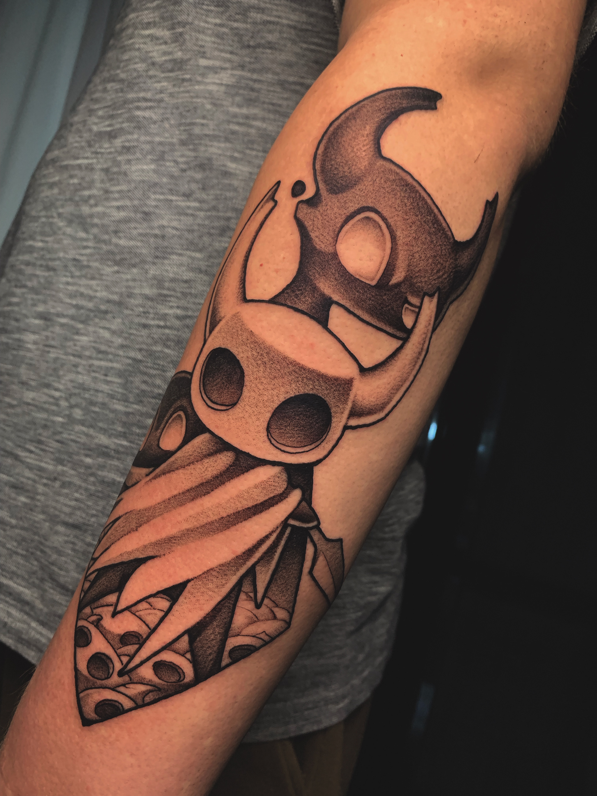 tatuagem do jogo hollow knight em blackwork