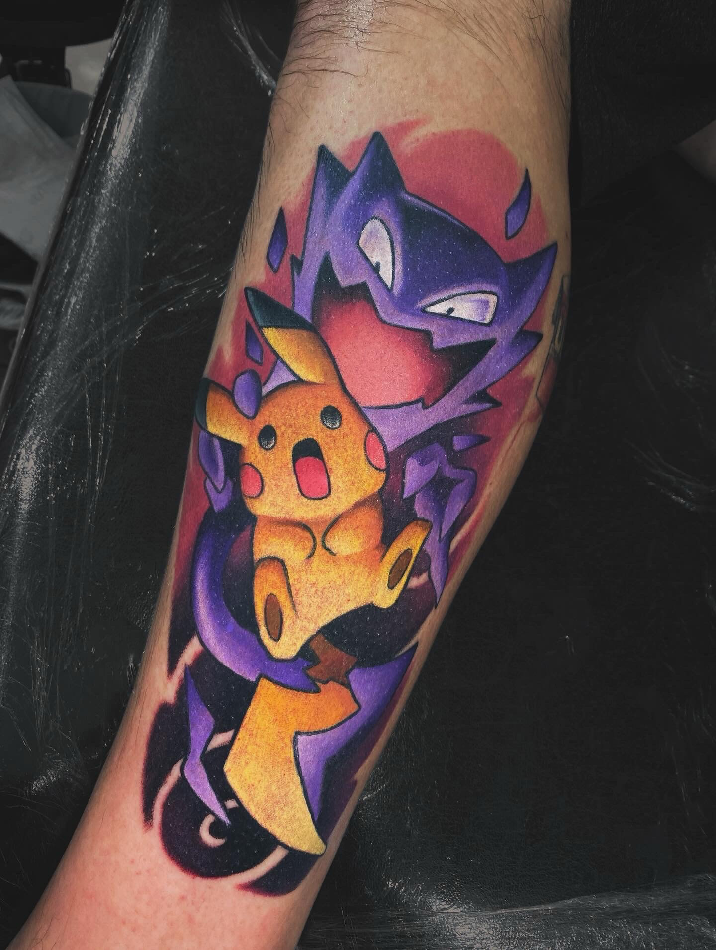 tatuagem colorida pokemon — haunter e pikachu